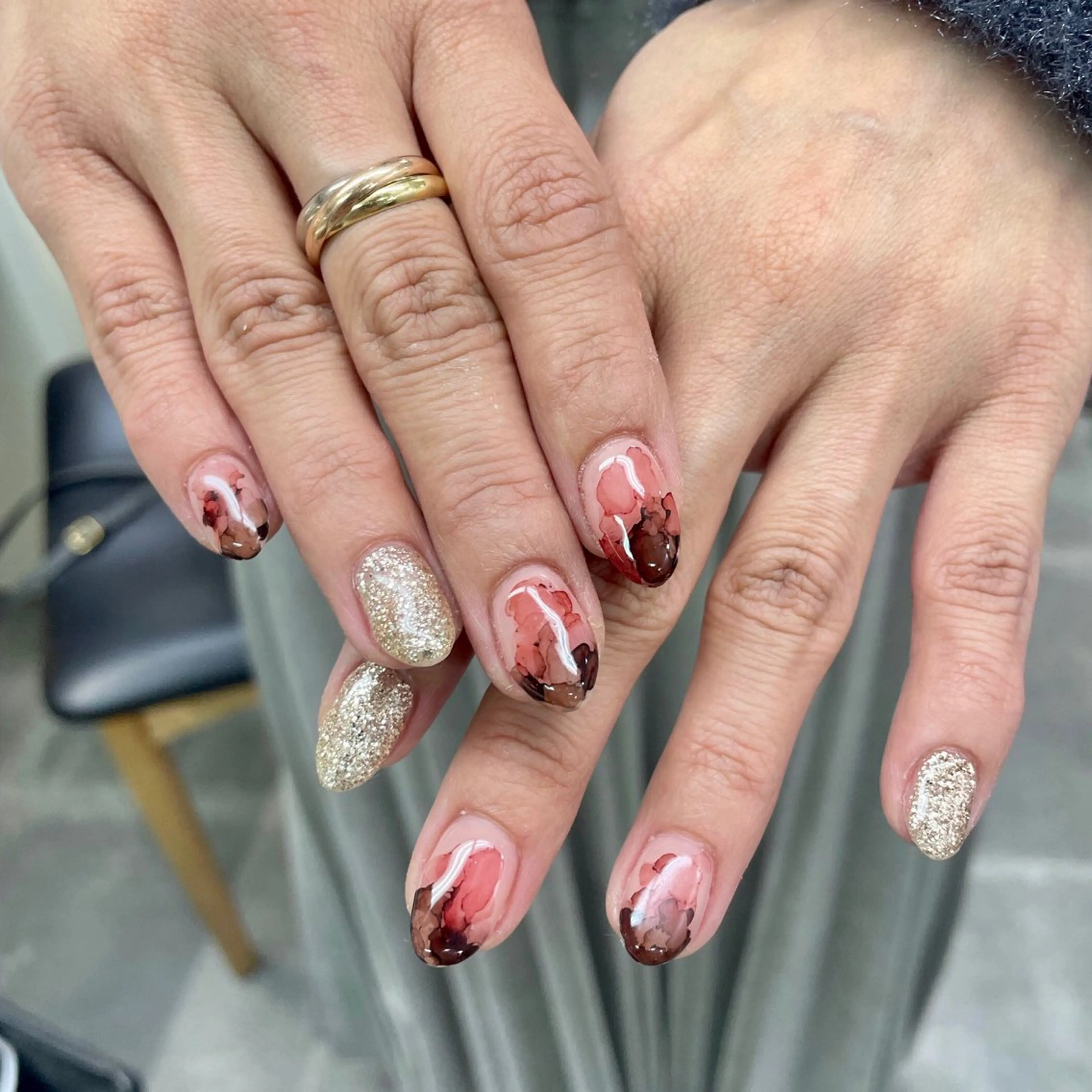 ネイル アートネイル べっ甲ネイル ジェルネイル グリーン キラキラネイル nailstudio eviz新宿店のネイルデザイン