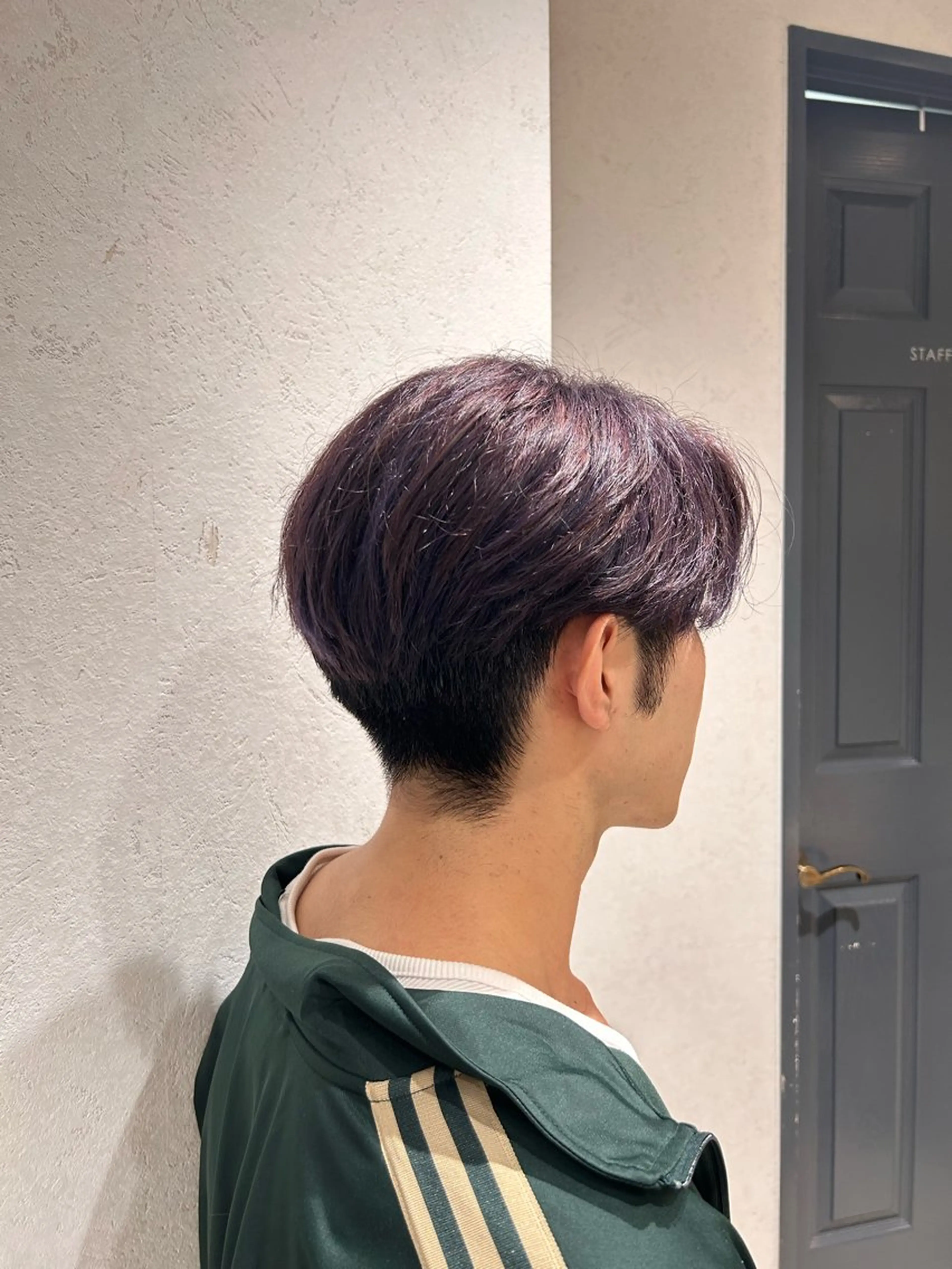 ショート カラー メンズ センターパート パープルカラー カット ヘアカラー 保坂 駿太郎のヘアスタイル