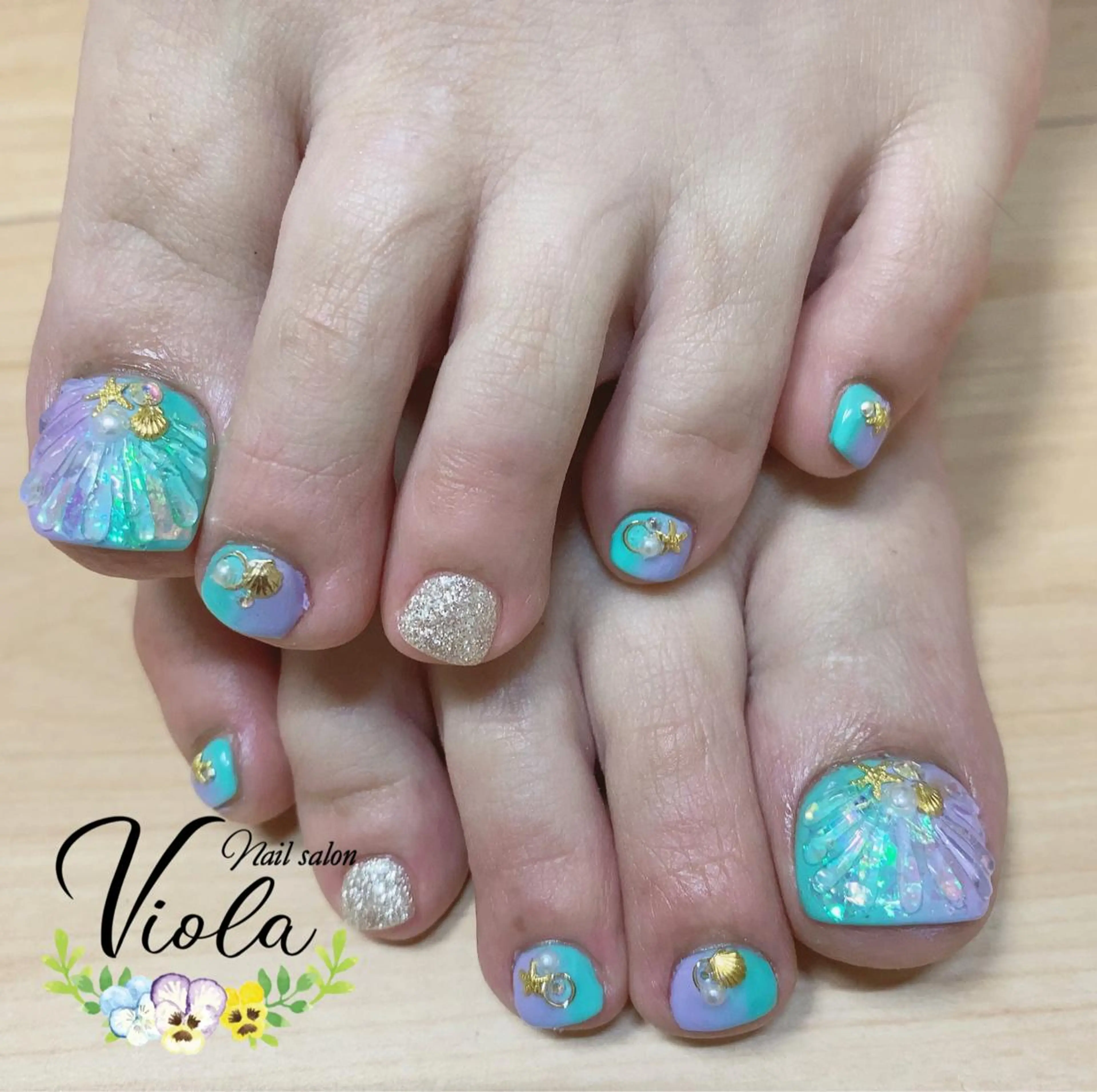 ネイル フットネイル キラキラネイル フットネイル Nailsalon Viola所属・ネイルサロン Violaのネイルデザイン