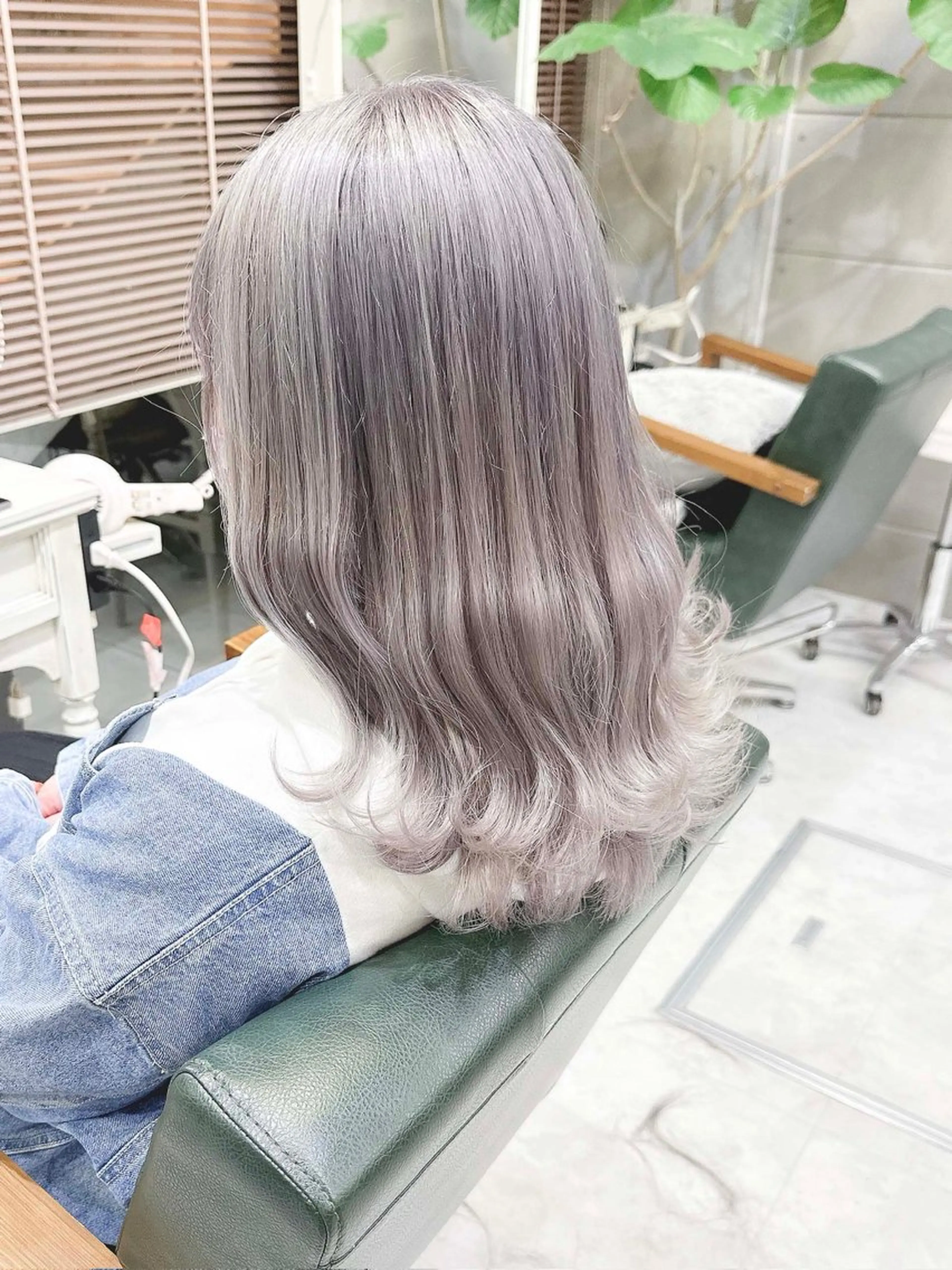 セミロング カラー ヘアアレンジ ブリーチ ケアブリーチ 透明感カラー デザインカラー ハイトーンカラー 𝐑𝐈𝐍𝐊𝐀 🐷🖤のヘアスタイル