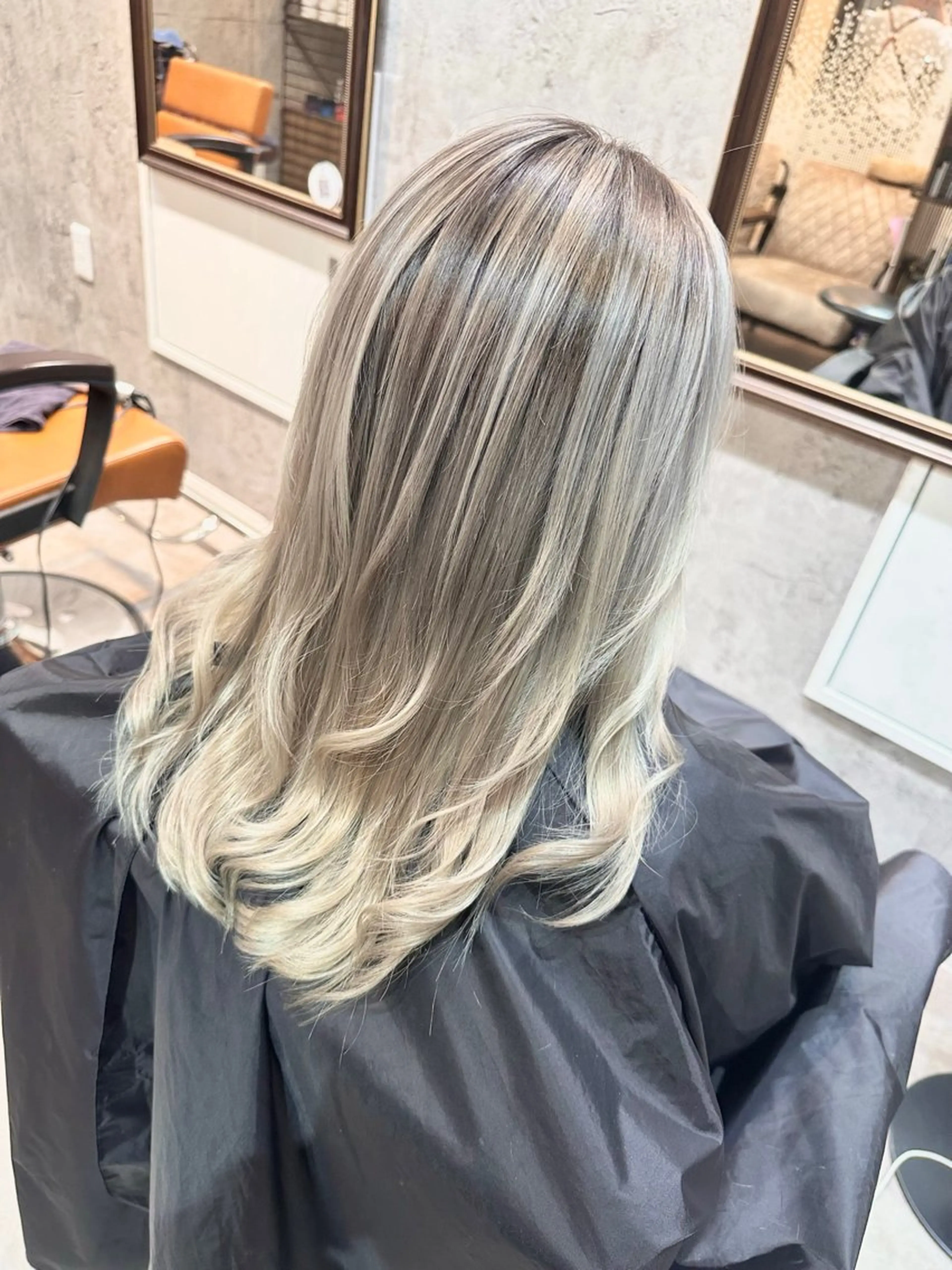 セミロング レイヤーカット 🔷ブリーチバレイヤ ージュ🔷飯野達也のヘアスタイル