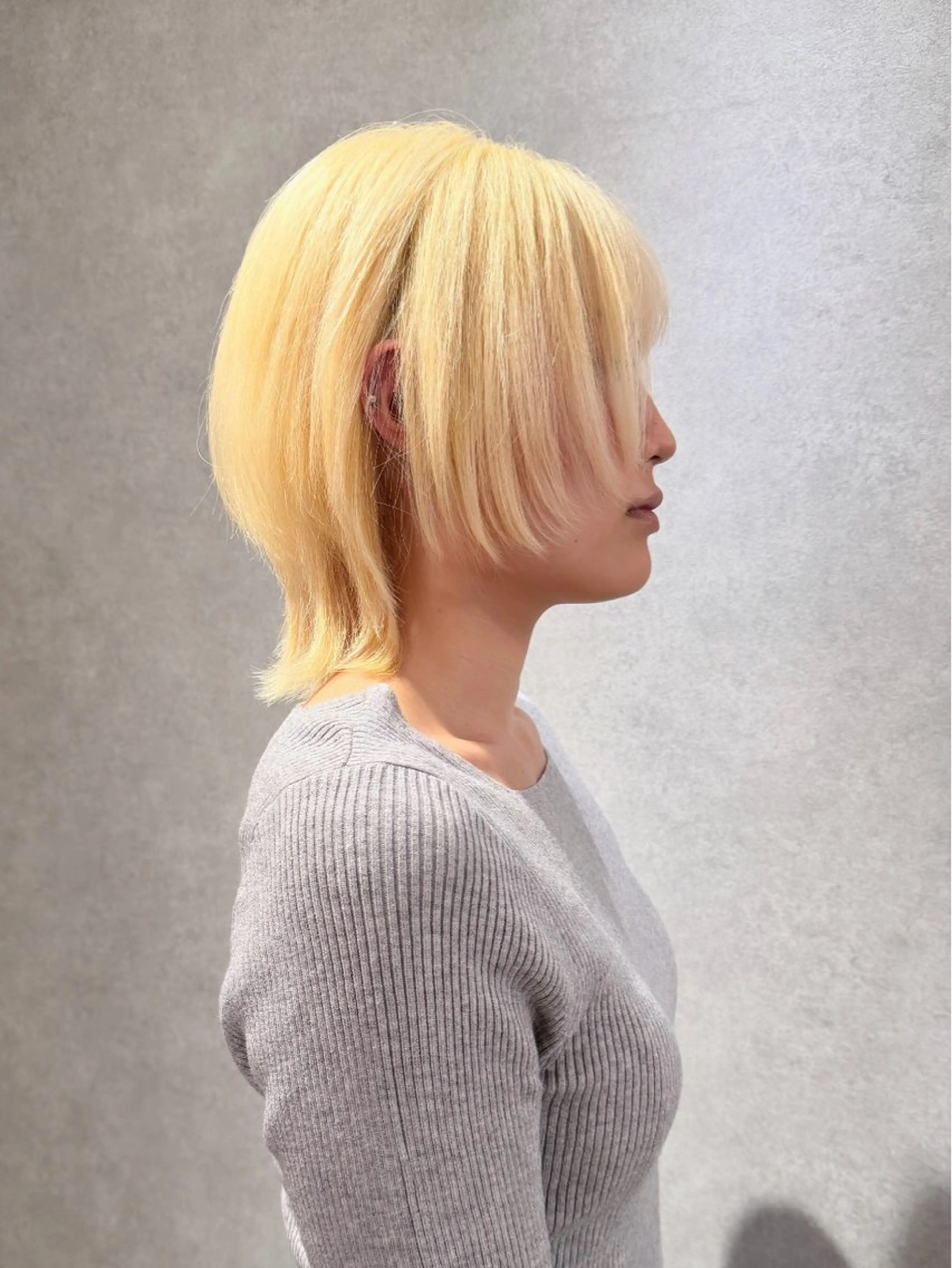 ミディアム カラー ブロンド ウルフカット カット ヘアカラー トリートメント ハイトーン/ウルフ/ レイヤー/Asukaのヘアスタイル