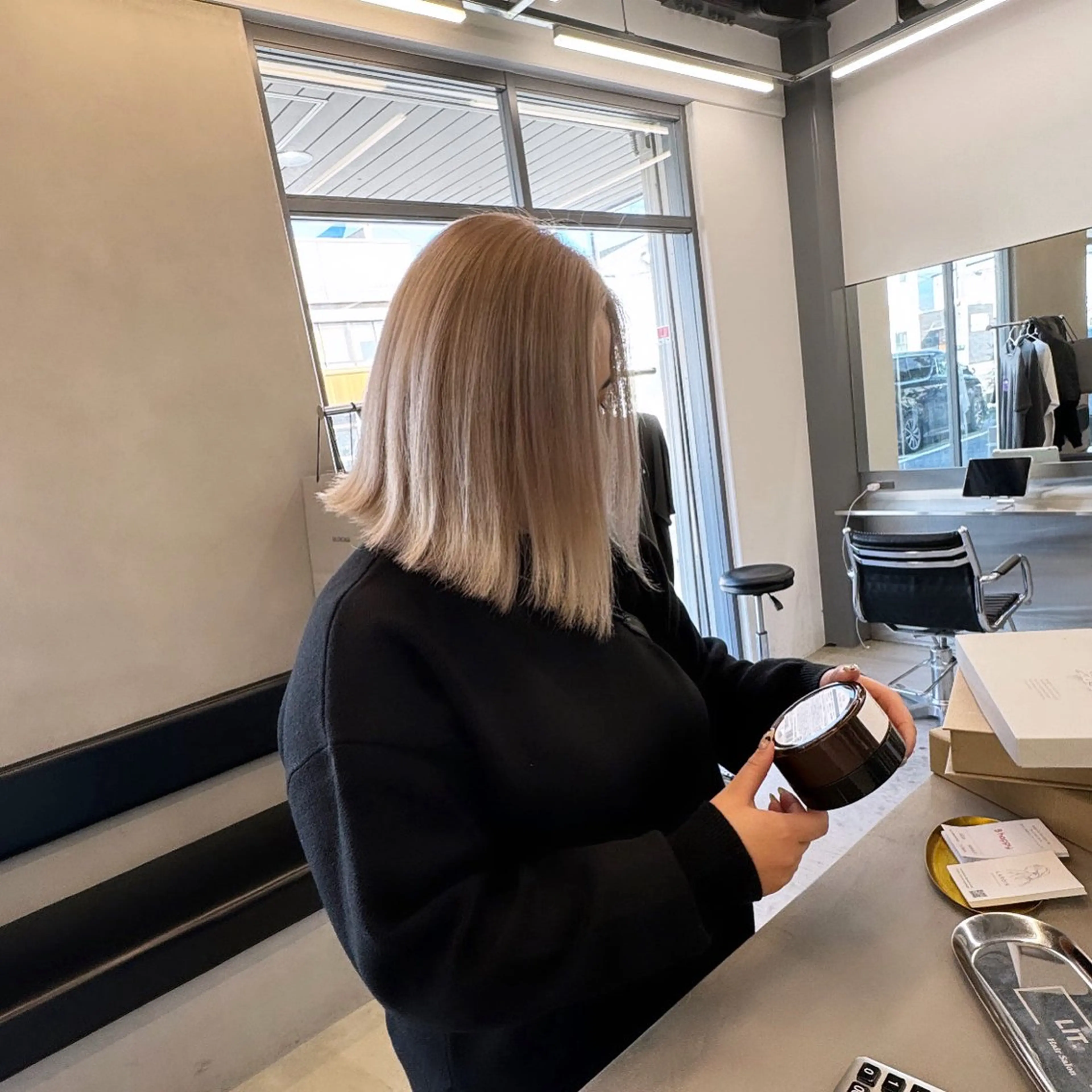 ミディアム カラー ベージュカラー デザインカラー ホワイトベージュ LIT.所属・レイヤーカット🎀 モデル施術◎吉村麻佳のヘアスタイル