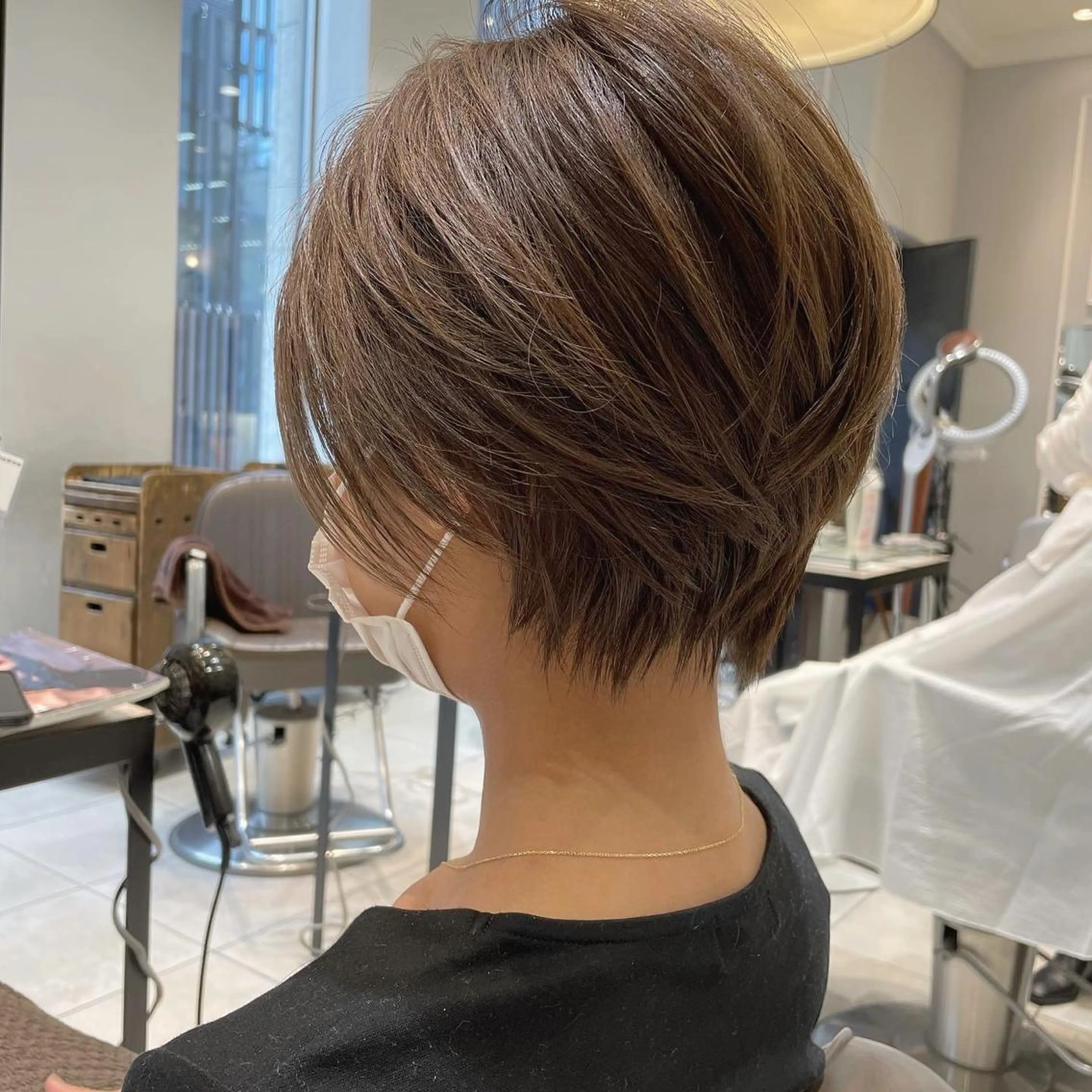 ショート カラー ブリーチ イヤリングカラー インナーカラー くせ毛 似合わせカット アンブレラカラー💫 フェイスフレーミングのヘアスタイル