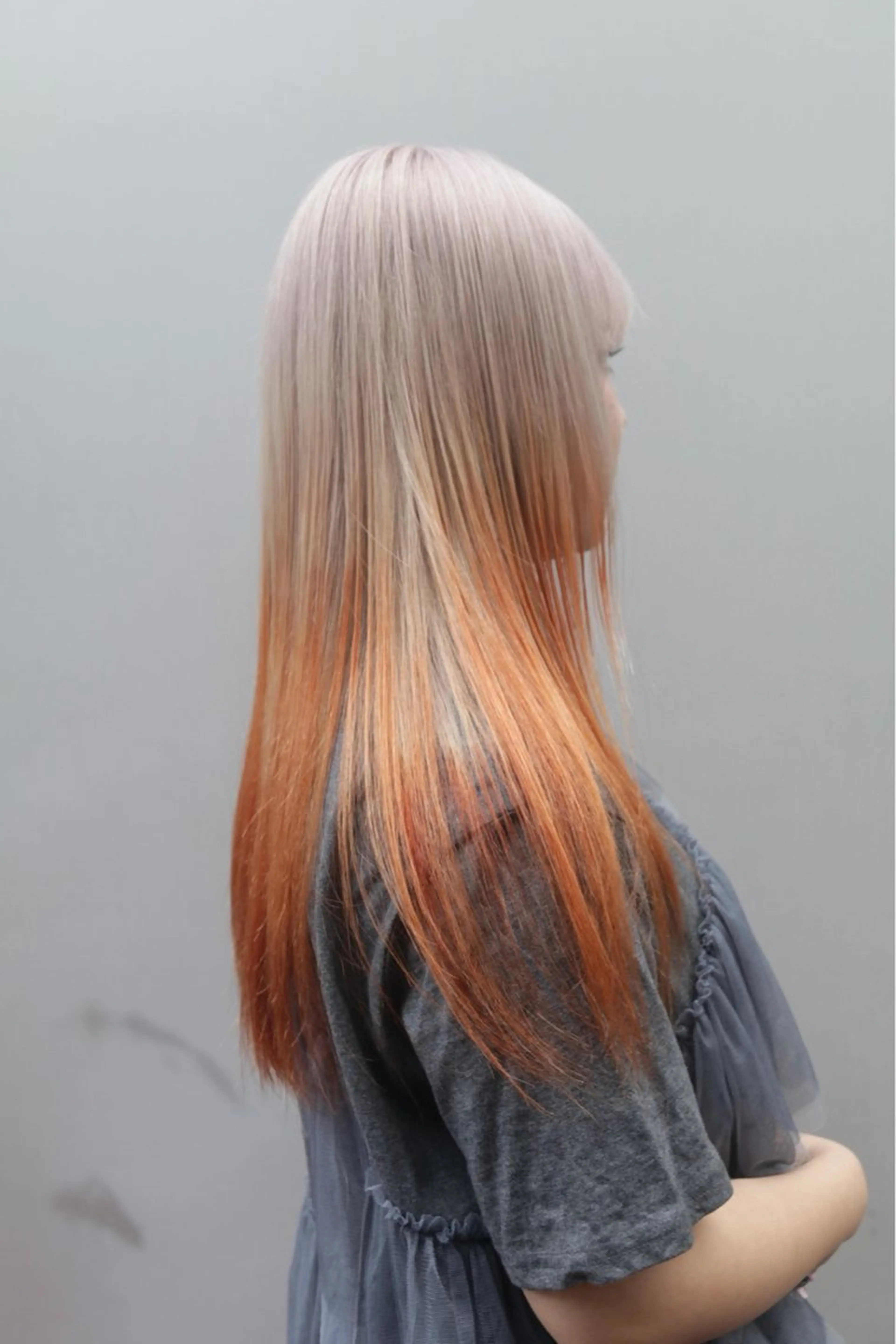 ロング カラー ブロンド デザインカラー グラデーションカラー オレンジ ホワイトブロンド レイヤーカットとハイ トーン/HIROKIのヘアスタイル