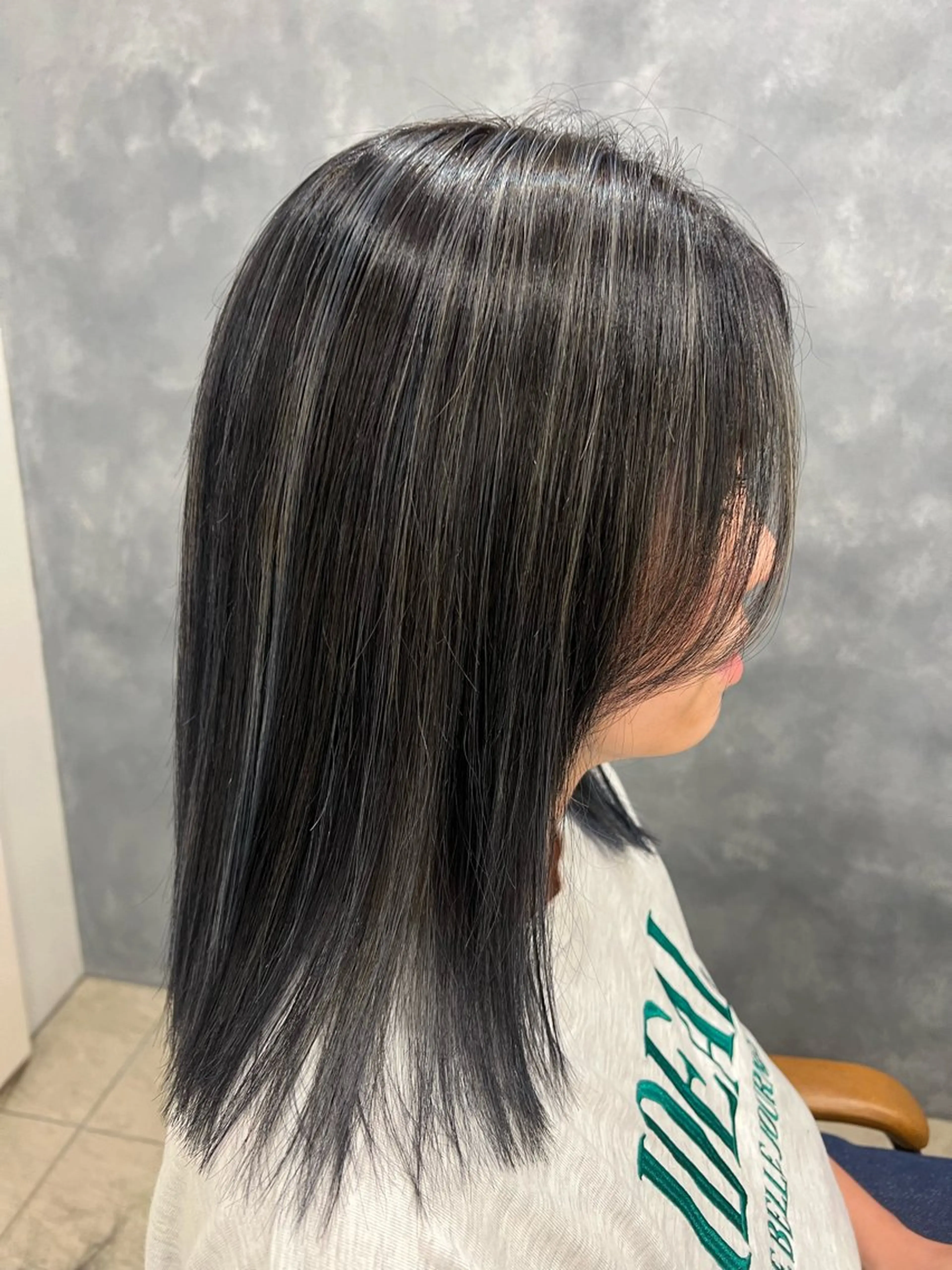 ミディアム カラー ハイライトカラー シルバー ハイライト 🫧うる艶ヘアー🫧 Yukaのヘアスタイル