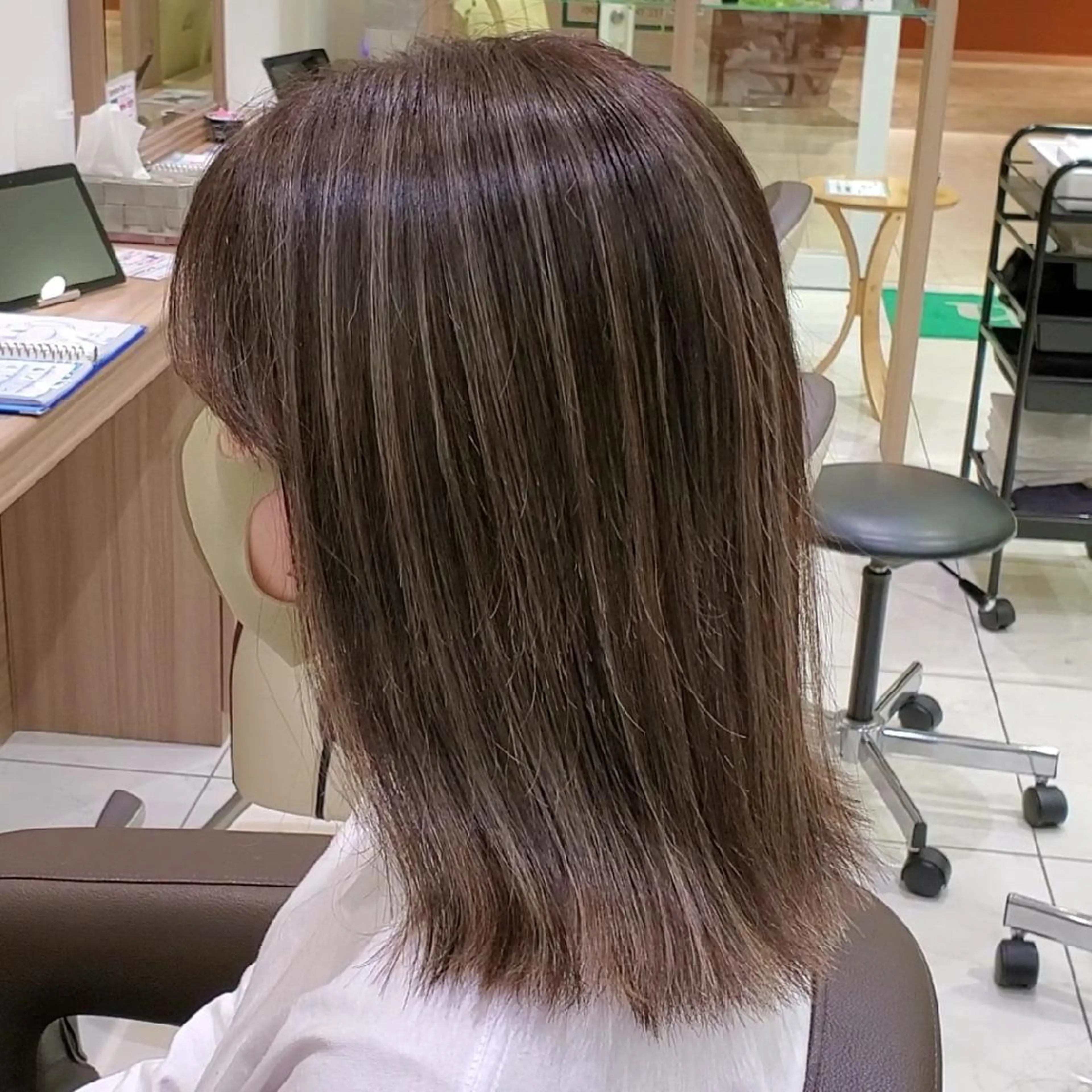 ミディアム カラー アッシュ ベージュカラー ブリーチ ハイライトカラー イルミナカラー 中村 和貴のヘアスタイル