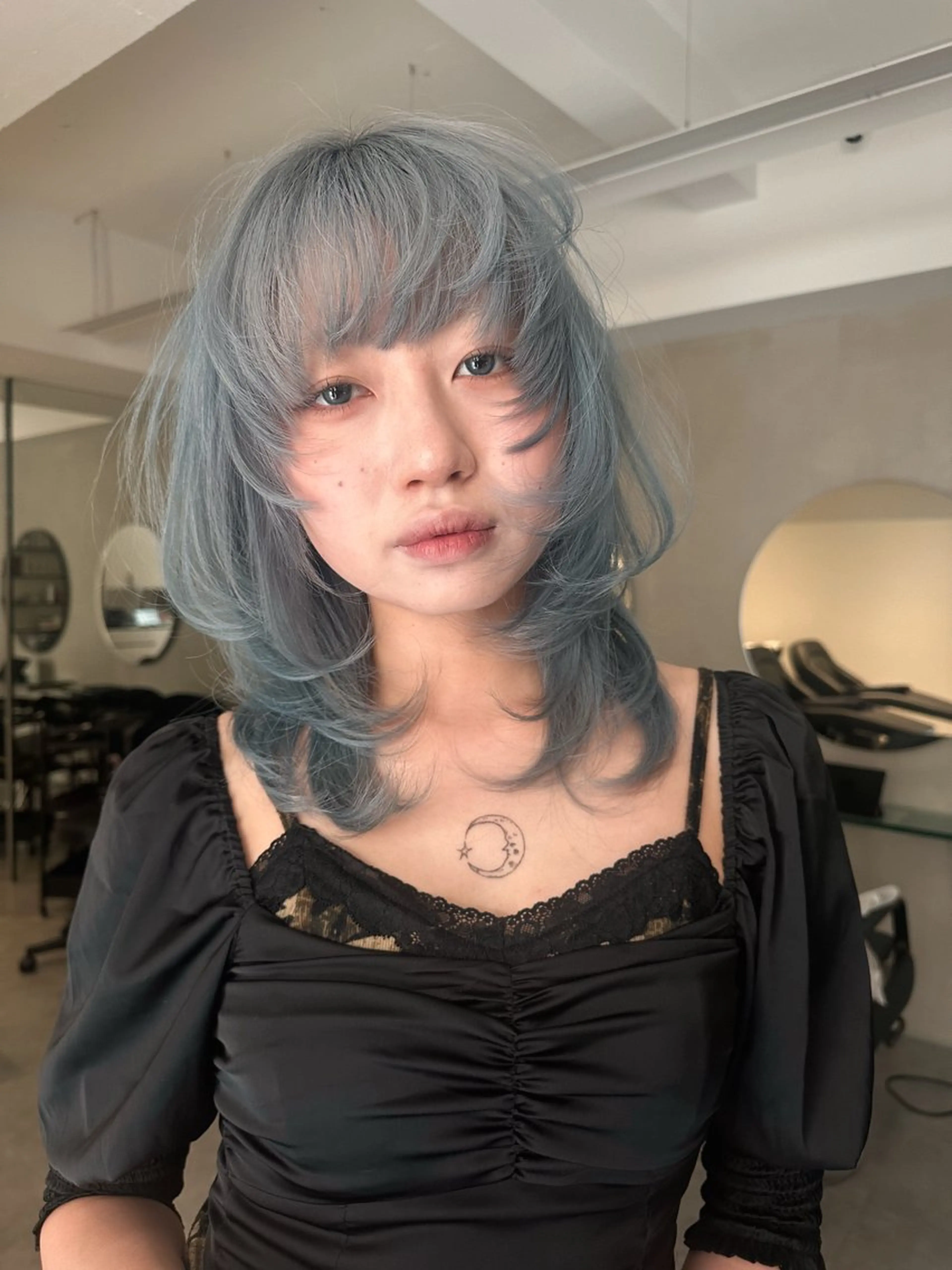 セミロング カラー ブリーチ ブルーカラー ケアブリーチ ハッシュカット レイヤーカット カット ヘアカラー トリートメント レイヤー/ウルフ/ ハッシュカット/ダイのヘアスタイル