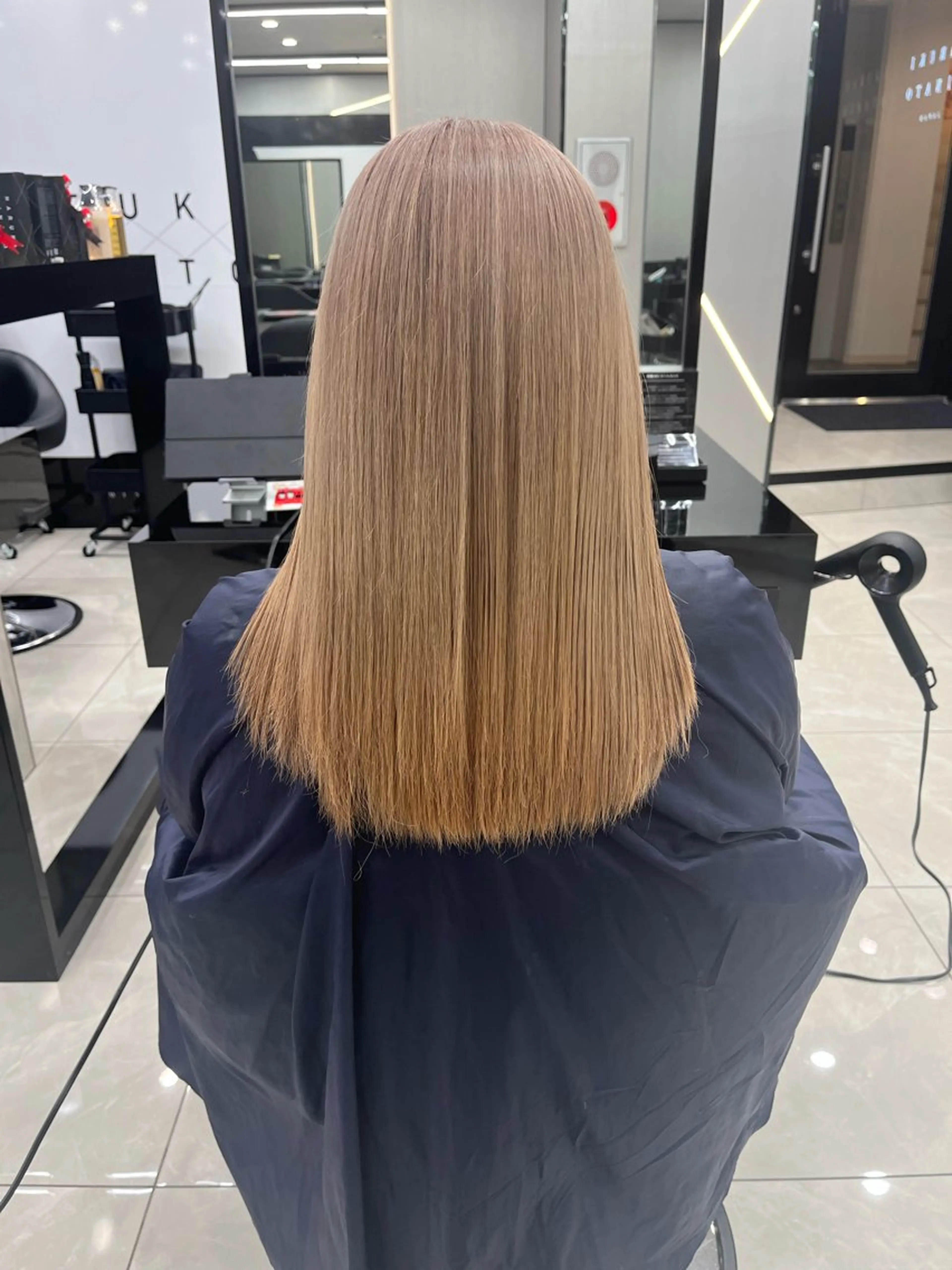 ロング カラー ベージュカラー ブリーチ ミルクティーベージュ ioeわかめようじ/ 縮毛矯正/髪質改善のヘアスタイル