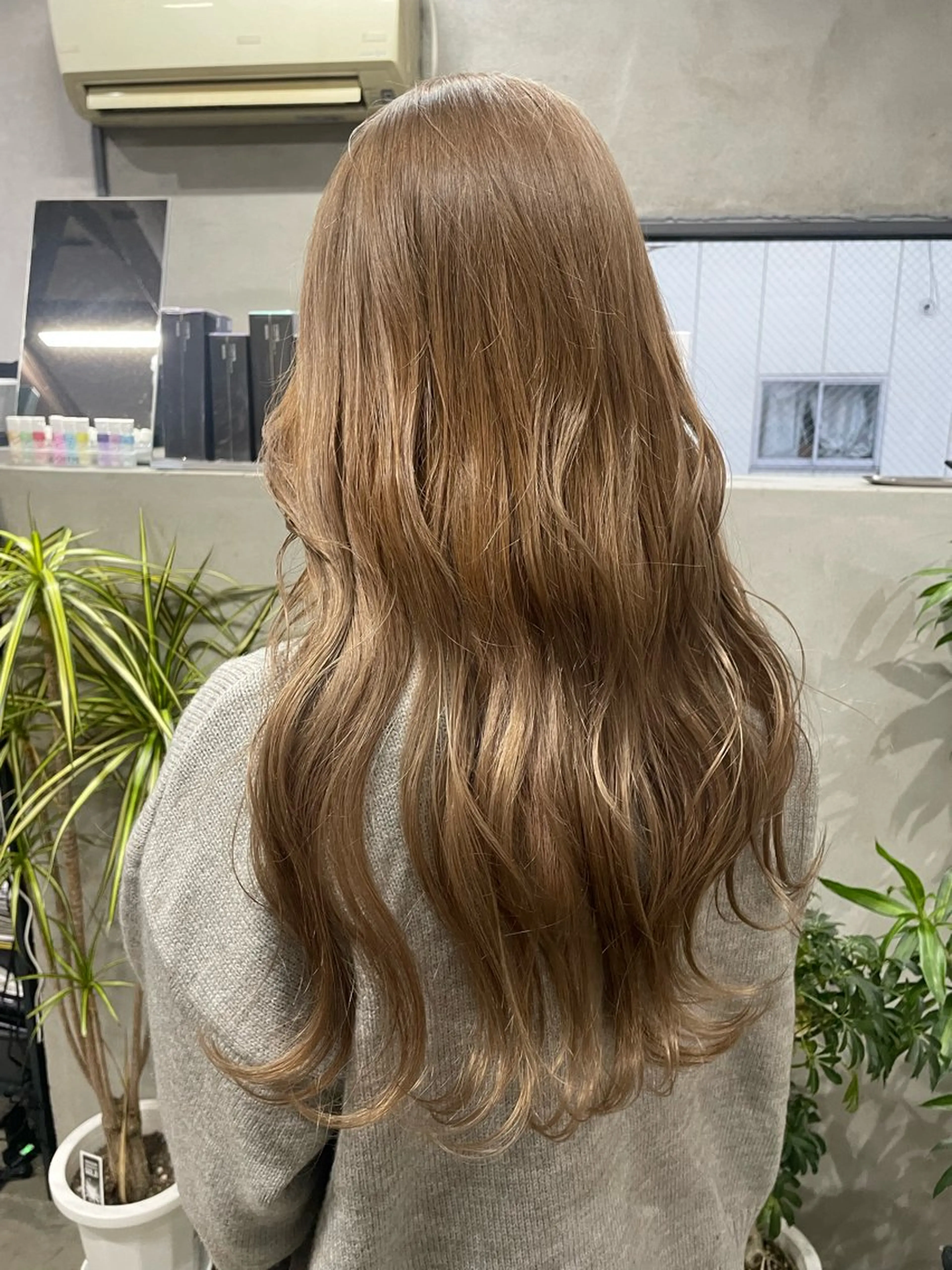 ロング カラー ベージュカラー AIRI layer cut hairのヘアスタイル