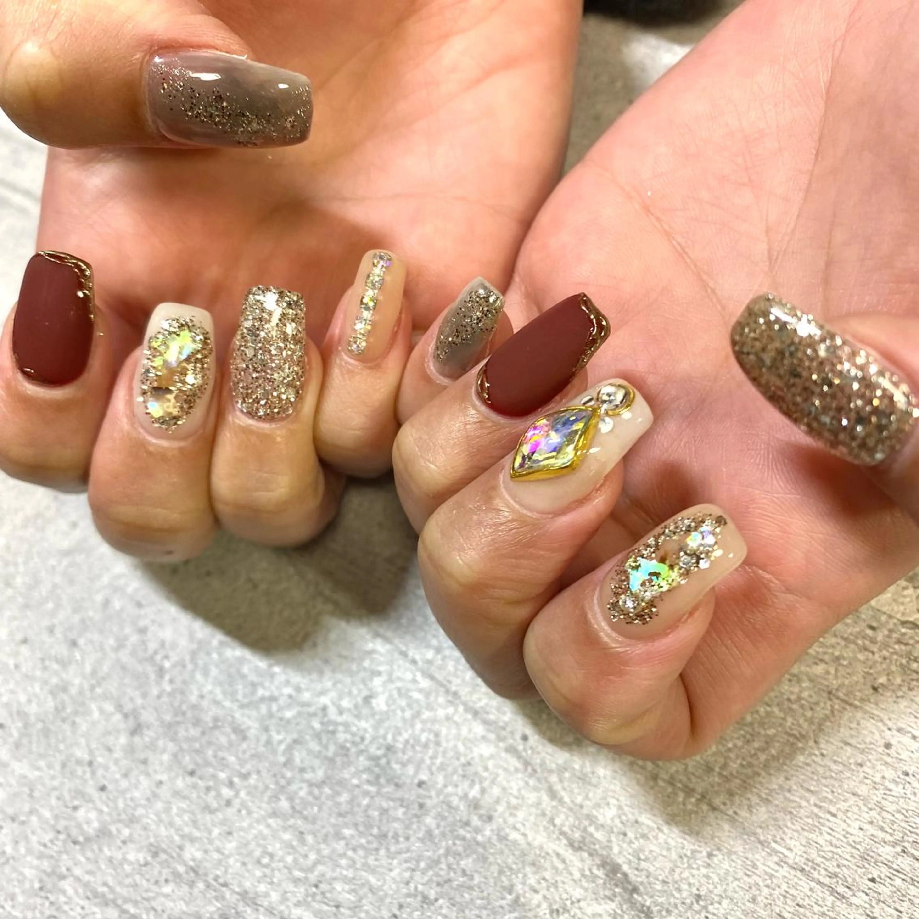 ミディアム カラー パーマ ヘアアレンジ メンズ キッズ ネイル マツエク・マツパ アイブロウ ボルドーカラー ボルドー キラキラネイル ハンドネイル ハンドケア 今福鶴見ネイル 8(ｴｲﾄ)のネイルデザイン