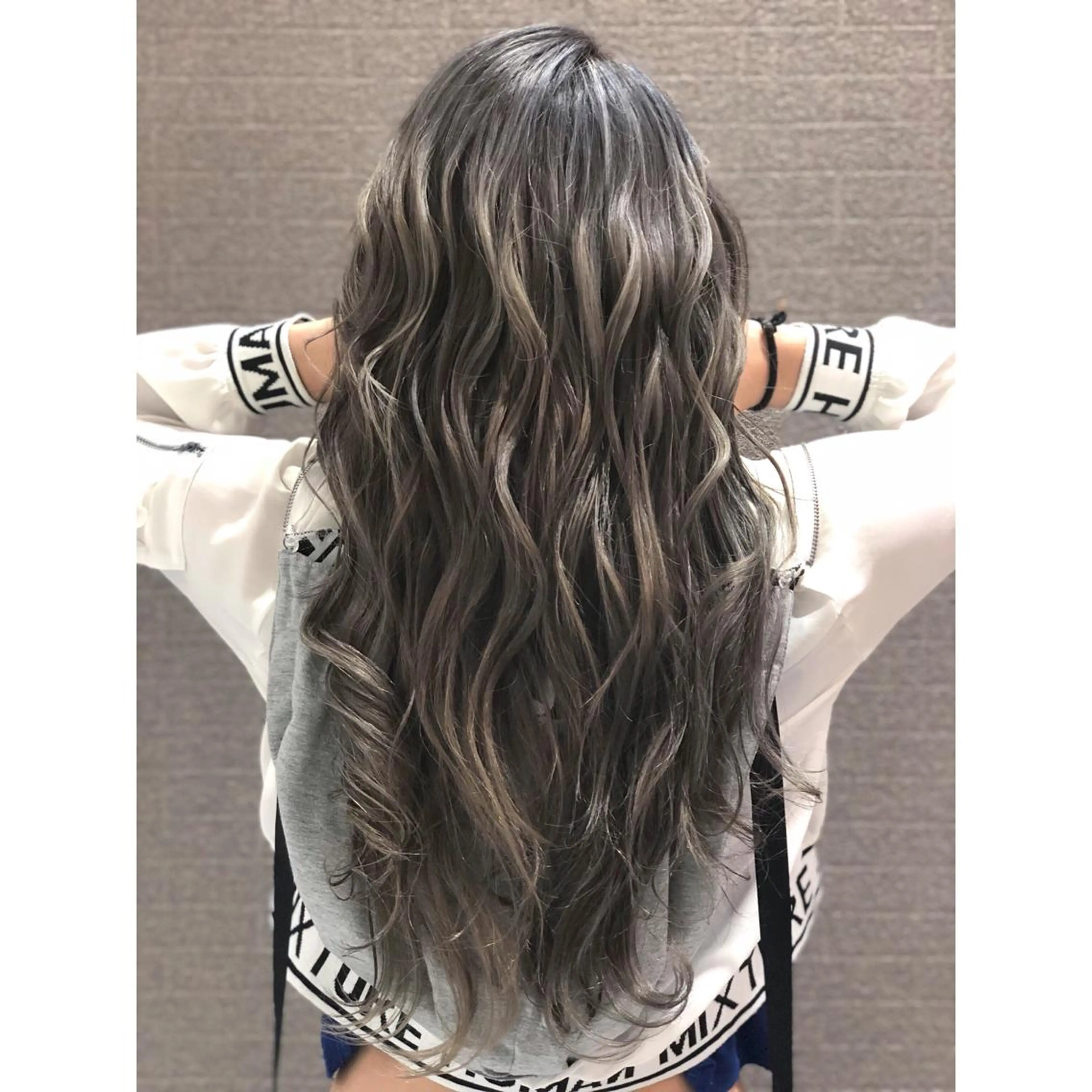 ロング カラー ヘアアレンジ バレイヤージュ デザインカラー グラデーションカラー ハイライトカラー ハイトーンカラー アンドウ ユウ/ レイヤーカット/韓国のヘアスタイル