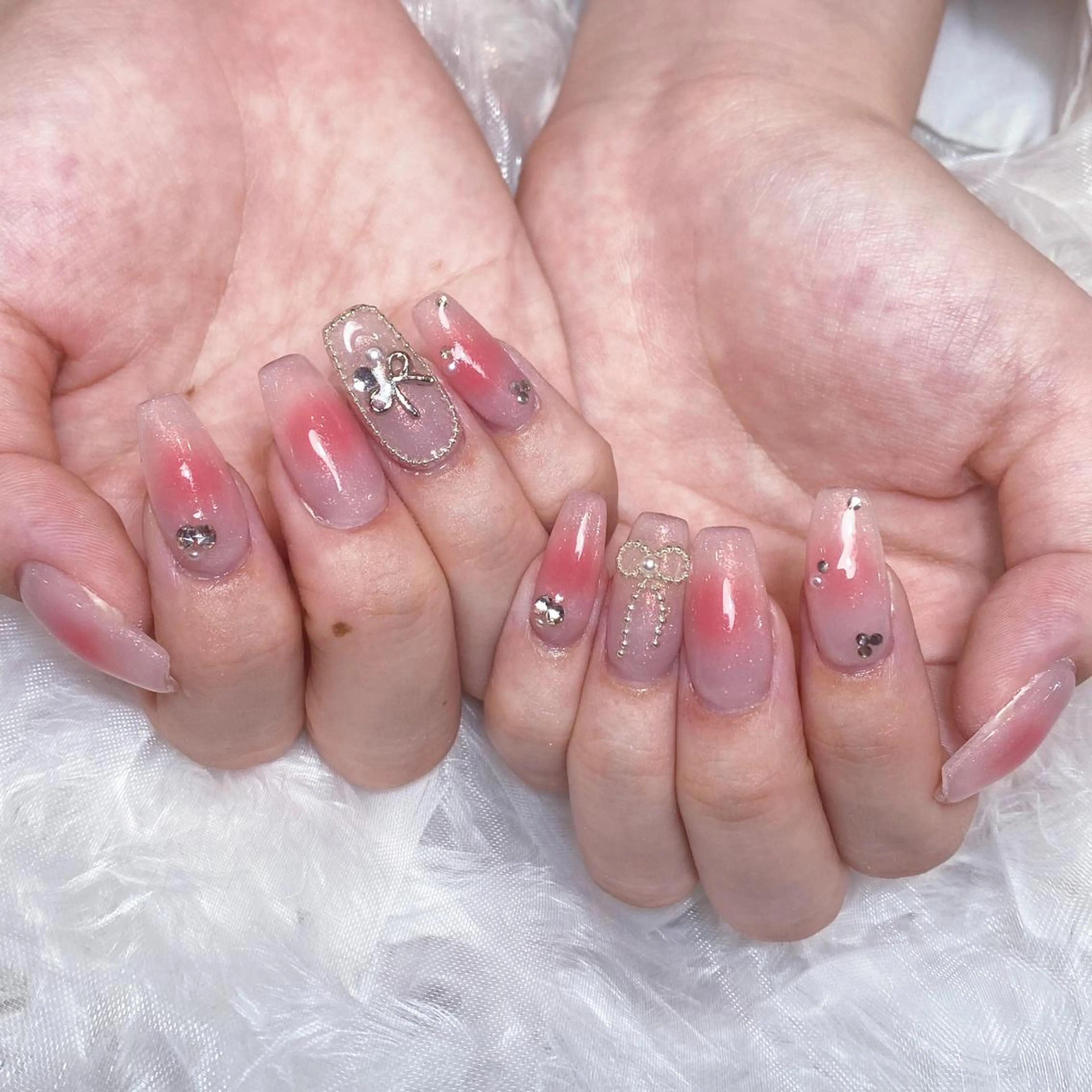 ネイル アートネイル オーロラネイル ガーリー キラキラネイル 韓国ネイル ハンドネイル DIAMOND 💅のネイルデザイン