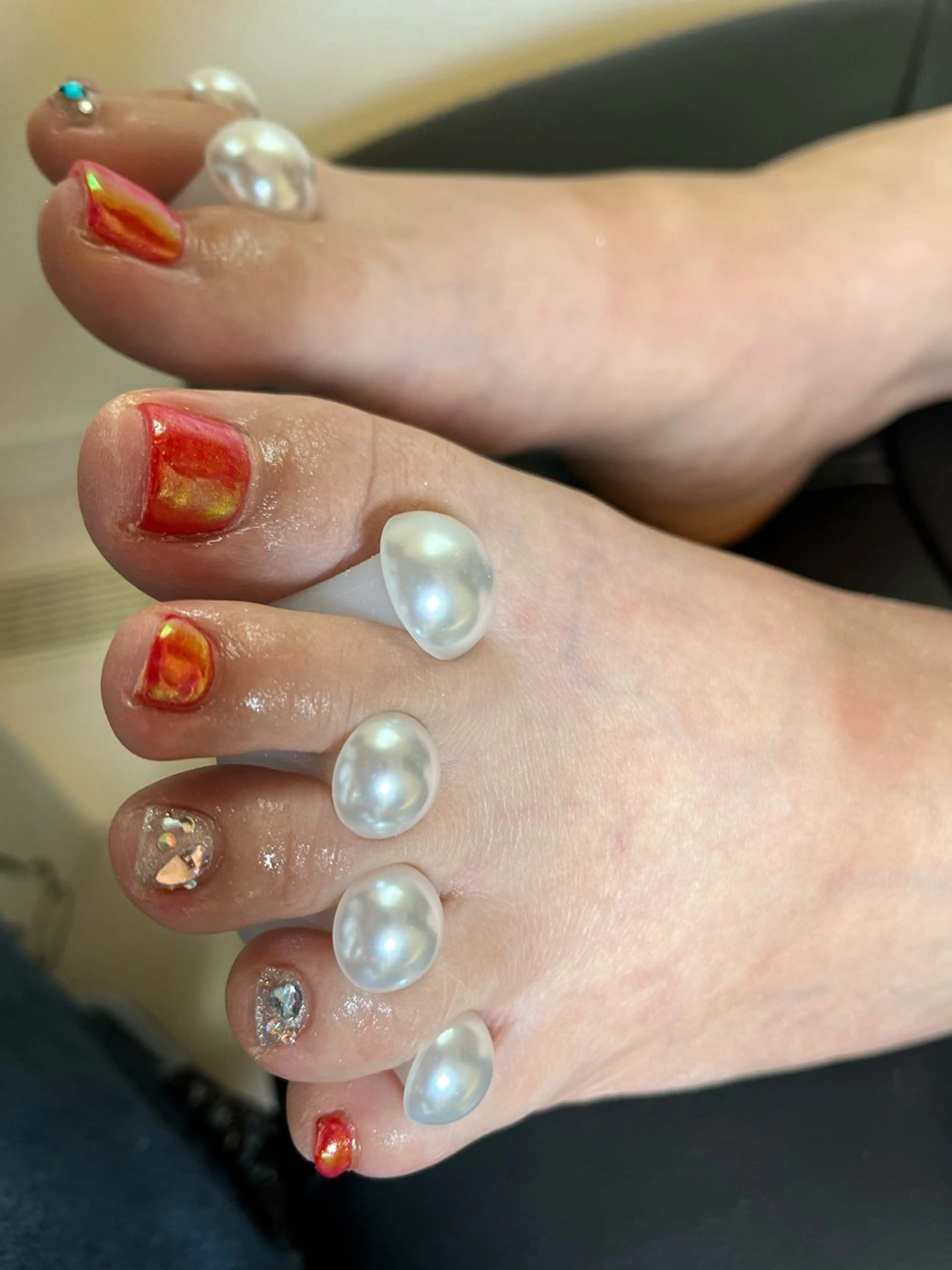 ネイル キラキラネイル 赤色 ストーンネイル ネイルサロン flatのネイルデザイン