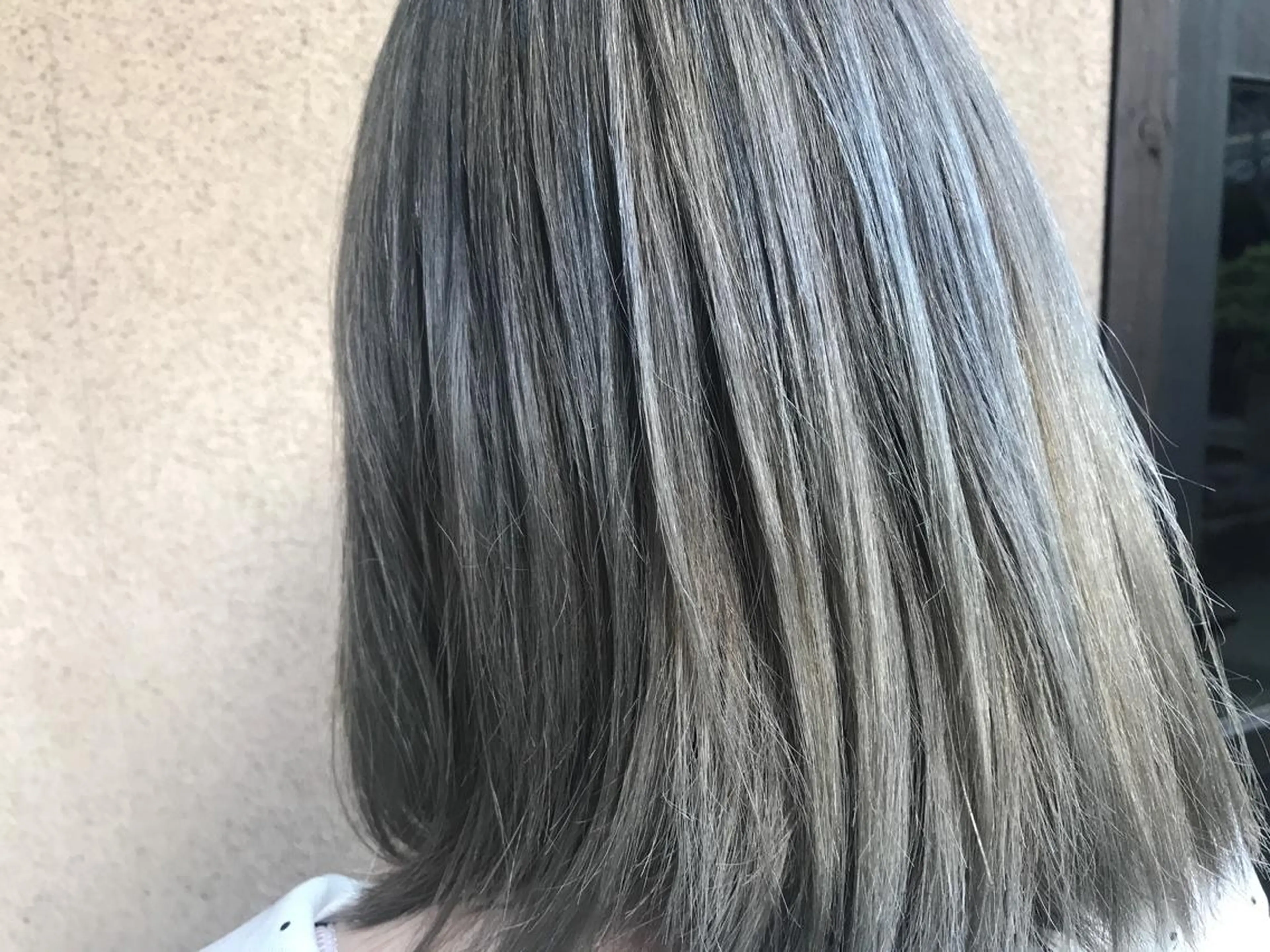 セミロング カラー アッシュ ブリーチ シルバー シルバーアッシュ vato マンツーマンサロンのヘアスタイル