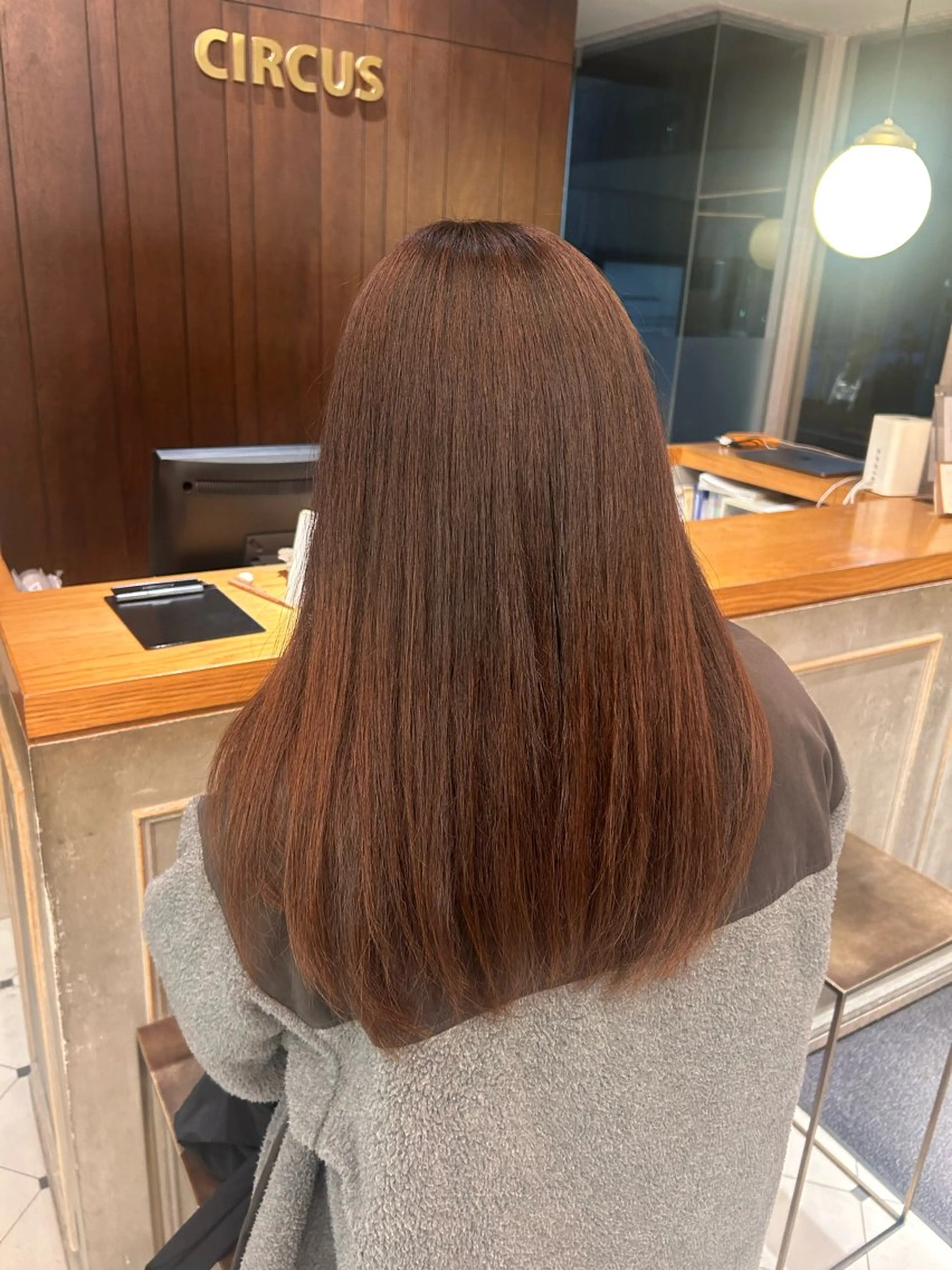 カラー メッシュ 白岩 君予のヘアスタイル