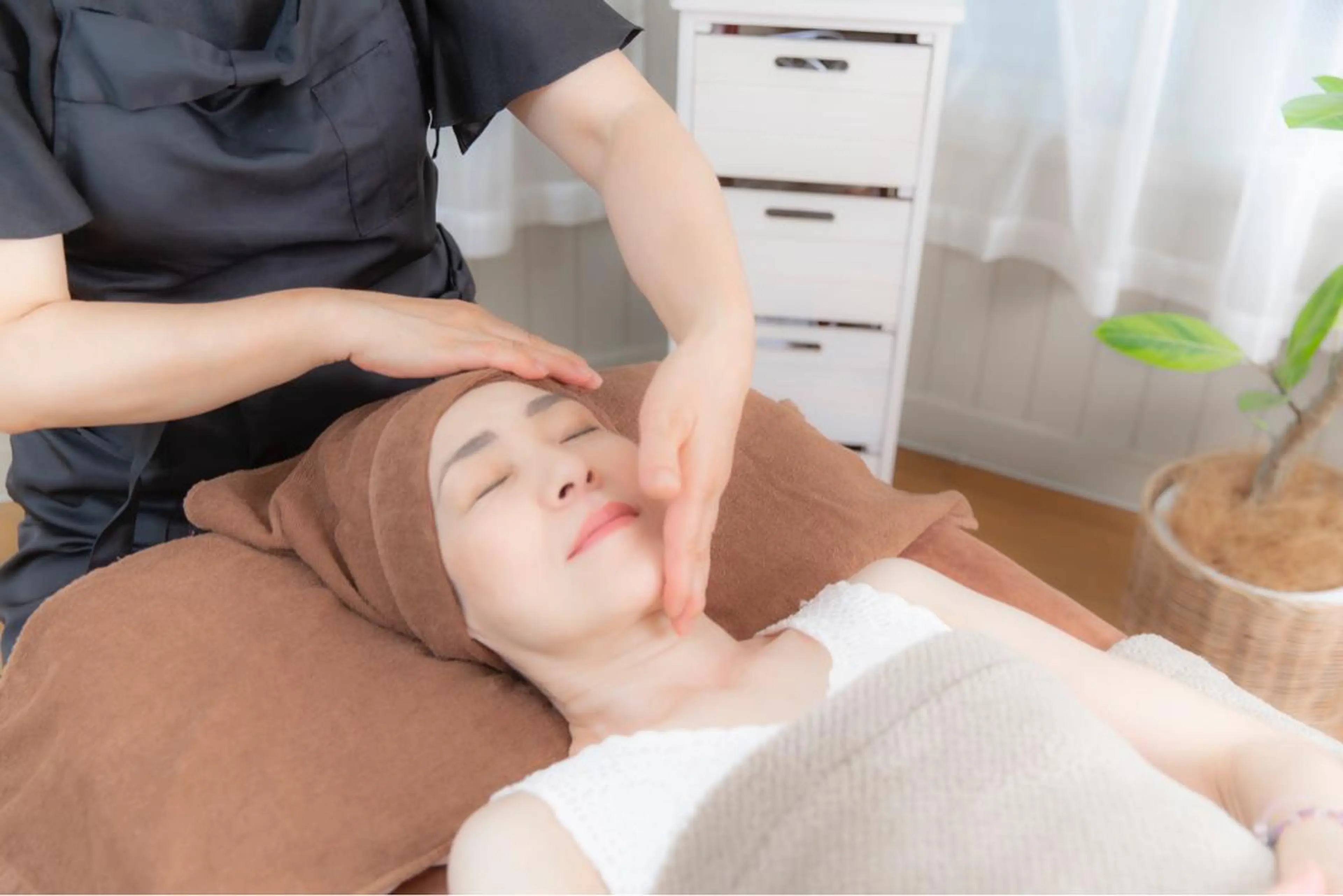 【痛くない小顔矯正】メイクしたままOK❣️【ほっぺスッキリ】✨ヘッドスパ10分サービスの写真