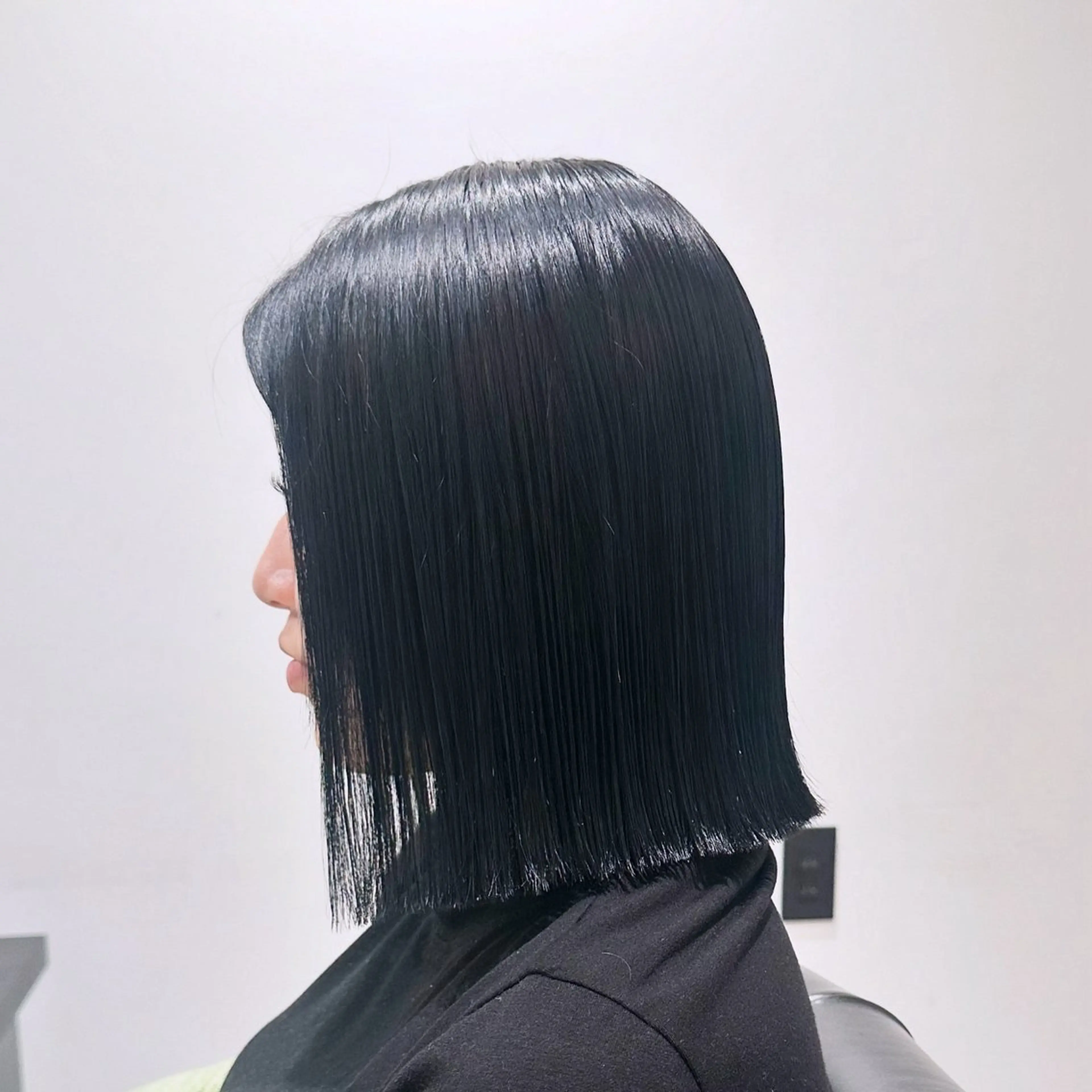 ミディアム ボブ 縮毛矯正 Mio｜ぱつっとボブ ｜髪質改善ストレートのヘアスタイル