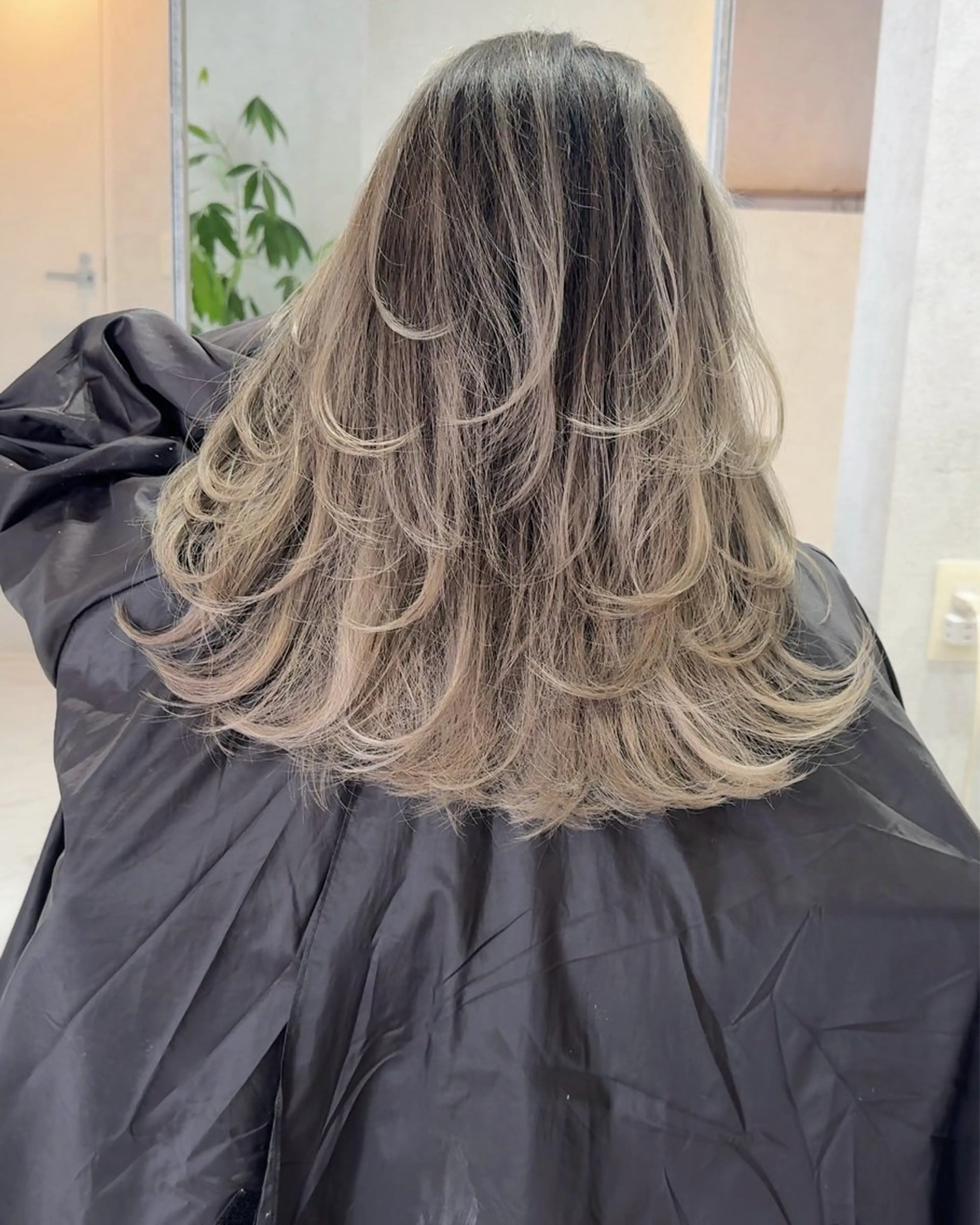 ミディアム カラー ヘアアレンジ バレイヤージュ デザインカラー ハイライトカラー 外国人風カラー ハイライト カット ヘアカラー トリートメント アンドウ ユウ/ レイヤーカット/韓国のヘアスタイル