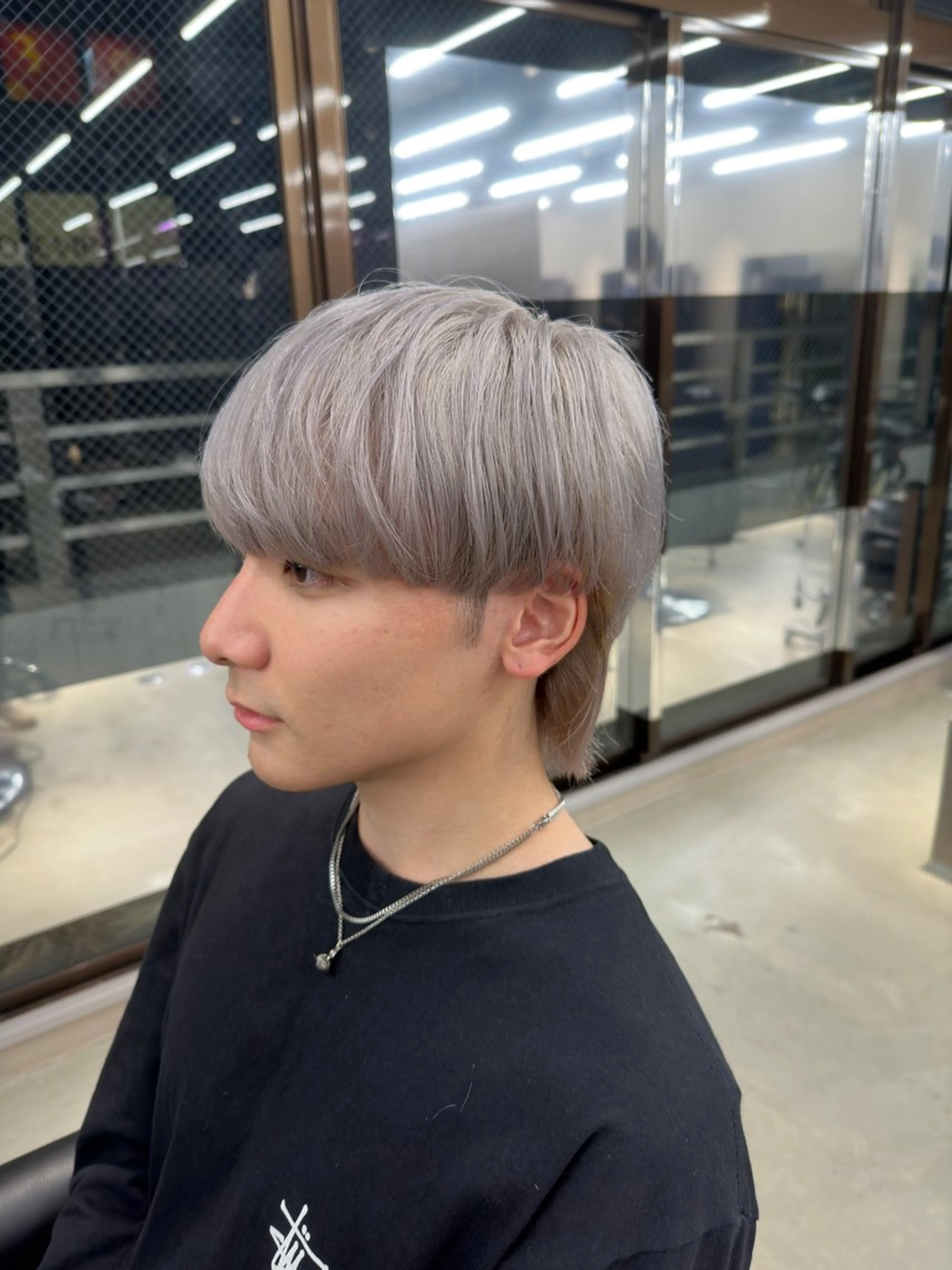 ショート カラー メンズ シルバー ホワイトシルバー ヘアカラー トリートメント 鈴木/ミルクティー/ ブリーチ/ボブ/のヘアスタイル