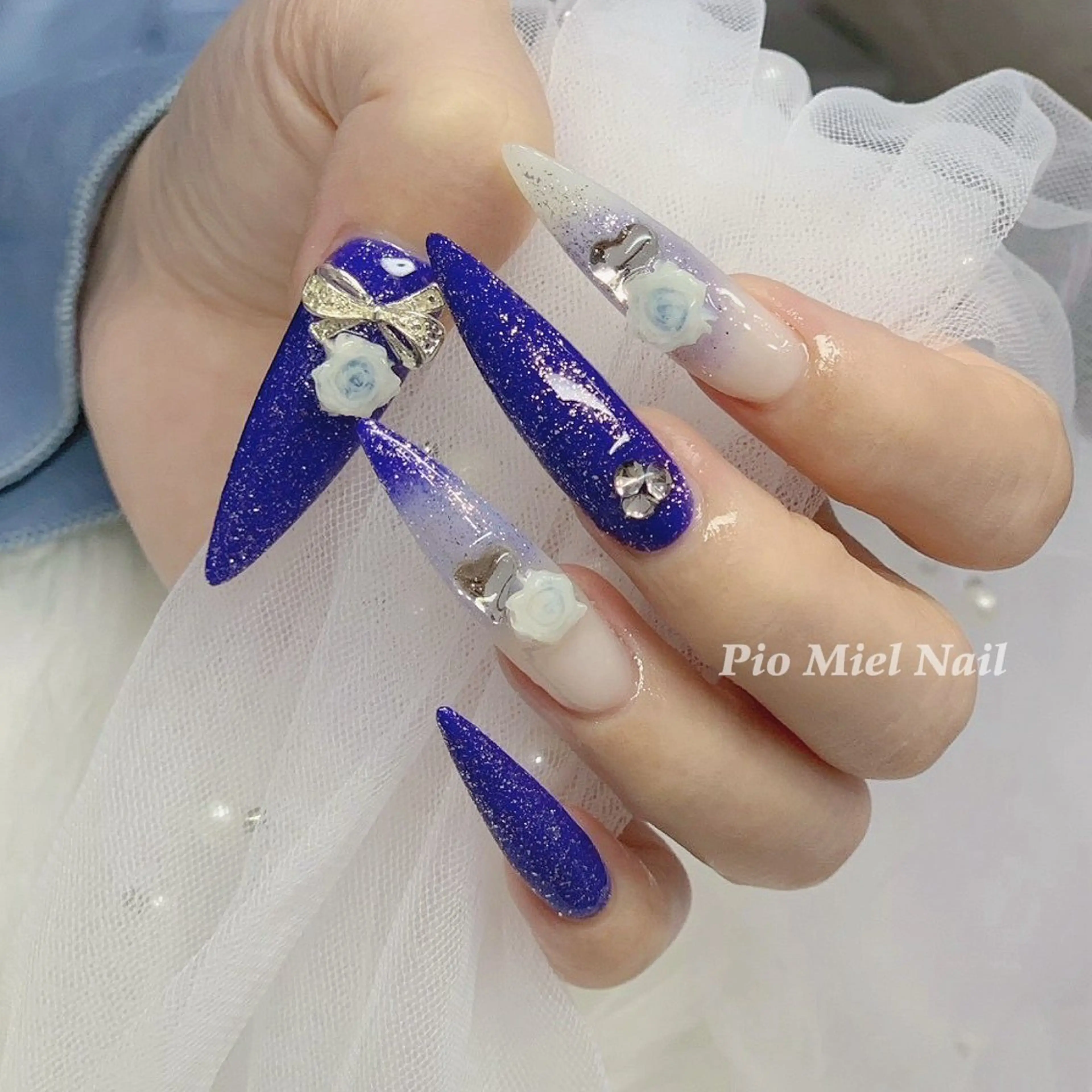 ネイル ブルー キラキラネイル 韓国ネイル ロングネイル ニュアンスネイル ハンドネイル momo 長さだしのネイルデザイン