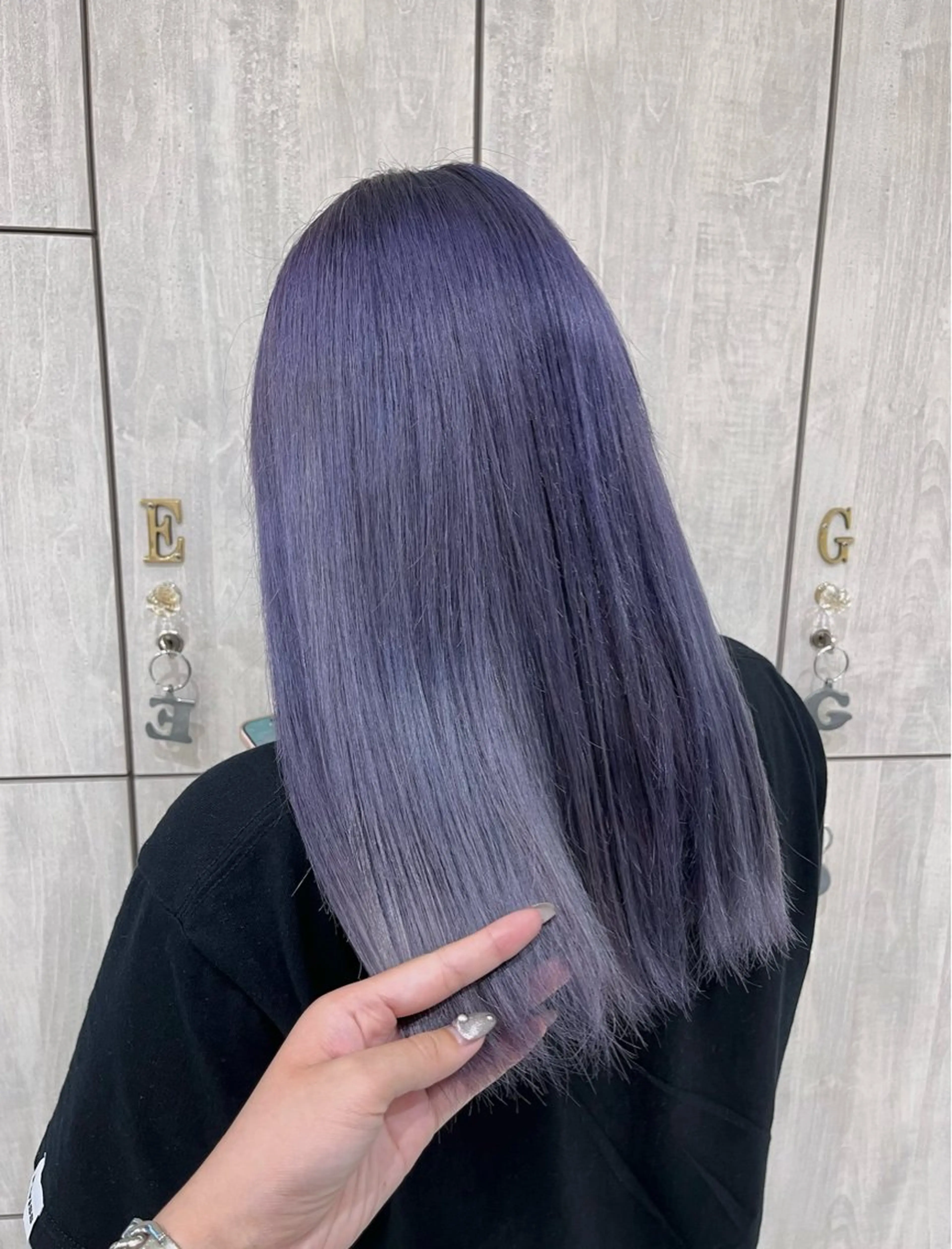 セミロング カラー ブリーチ ブルーカラー ブルーバイオレット バイオレットカラー Queen's gate 昭和Palace所属・🩵 青木萌華 🩵 髪質改善・髪色改善のヘアスタイル