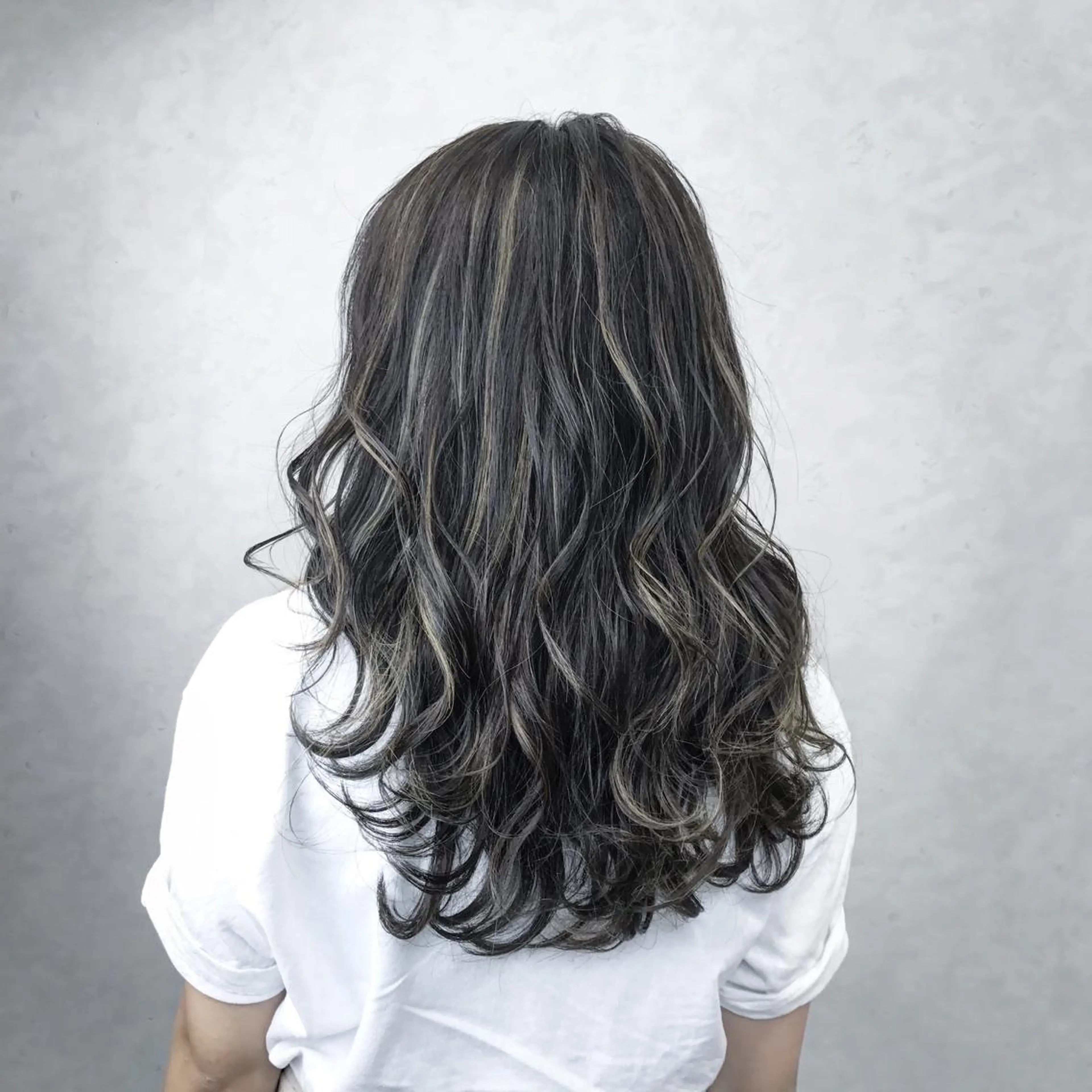 ロング カラー グレージュ ハイライトカラー ハイライト ヘアカラー TATSUYA アートディレクターのヘアスタイル