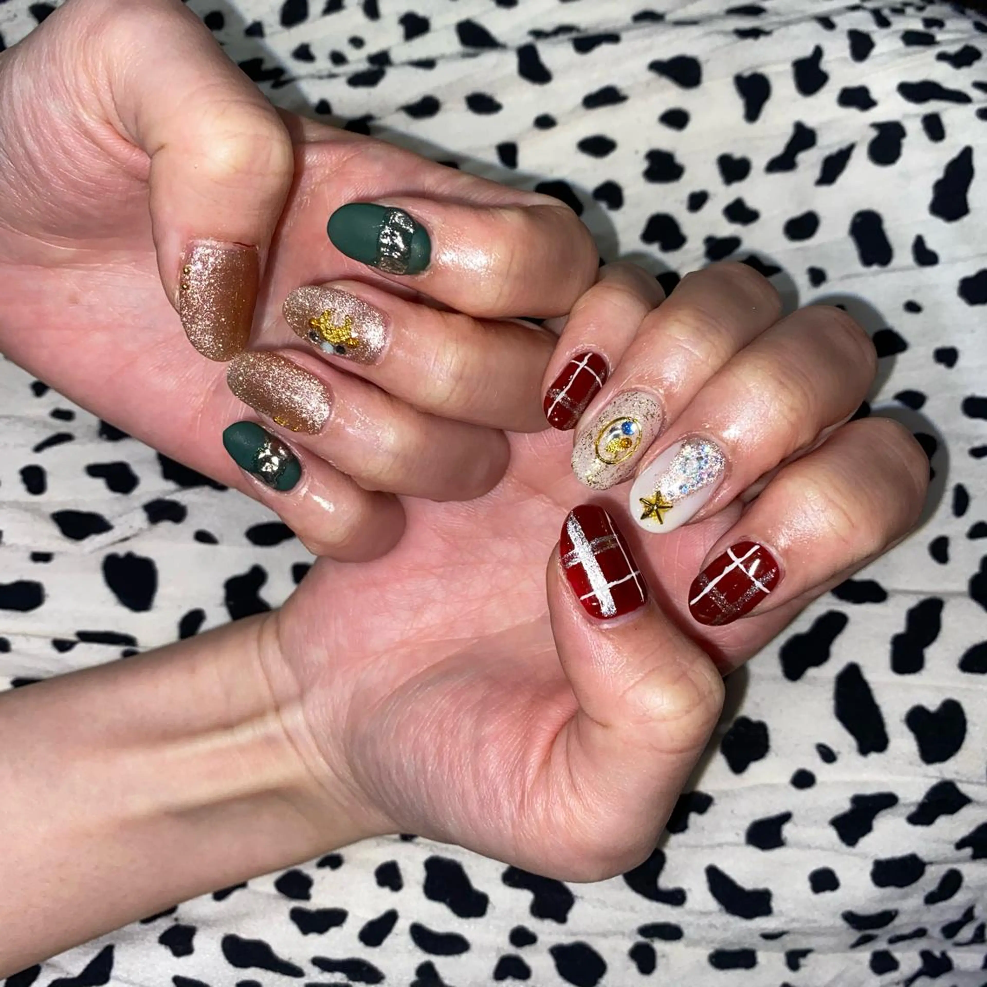 ネイル キラキラネイル 冬ネイル クリスマス ∴Sanae. ∴ トータルビューティーのネイルデザイン