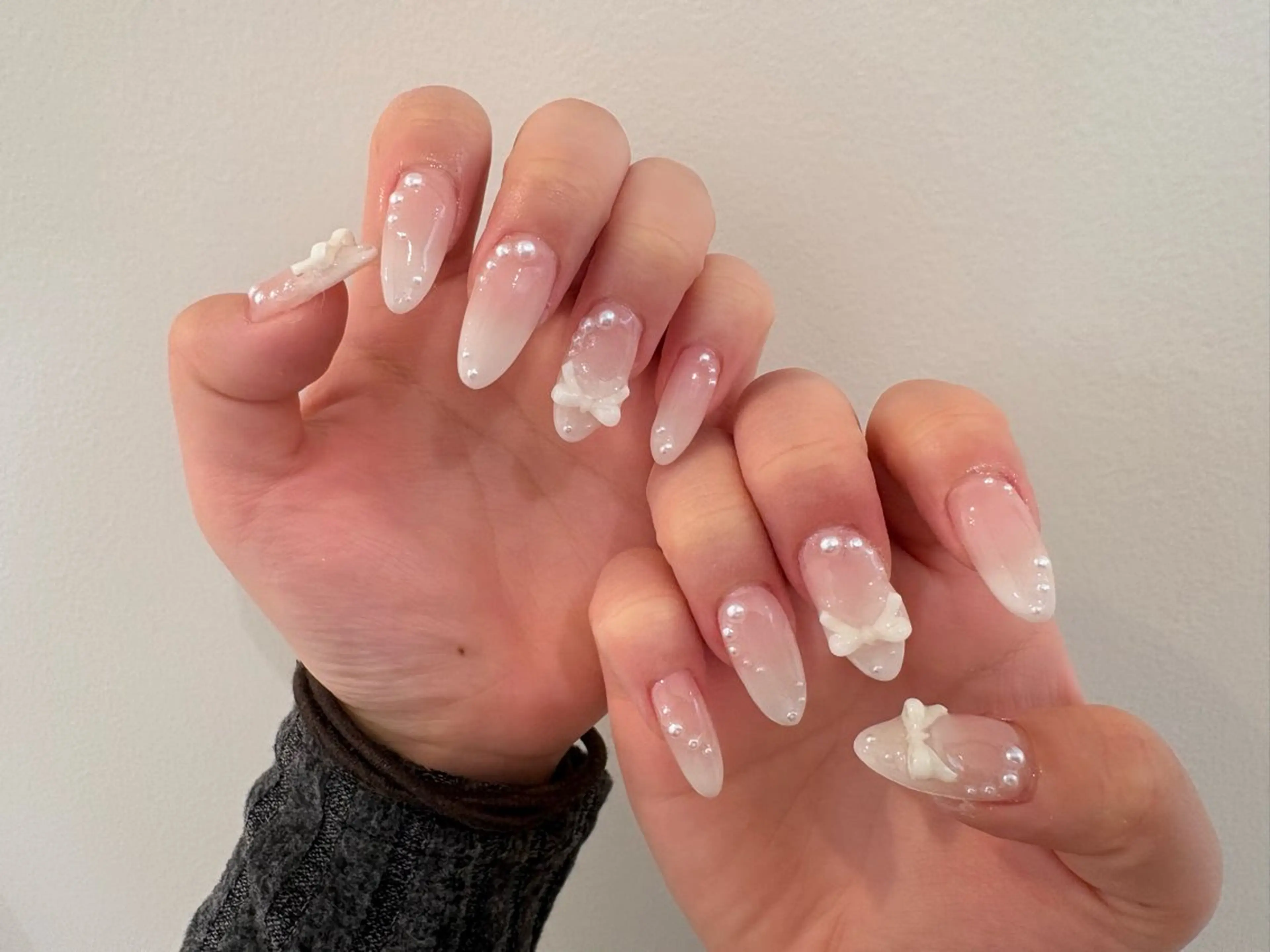 ネイル リボン ストーンネイル ハンドネイル Plus Ehiku /Ayakaのネイルデザイン