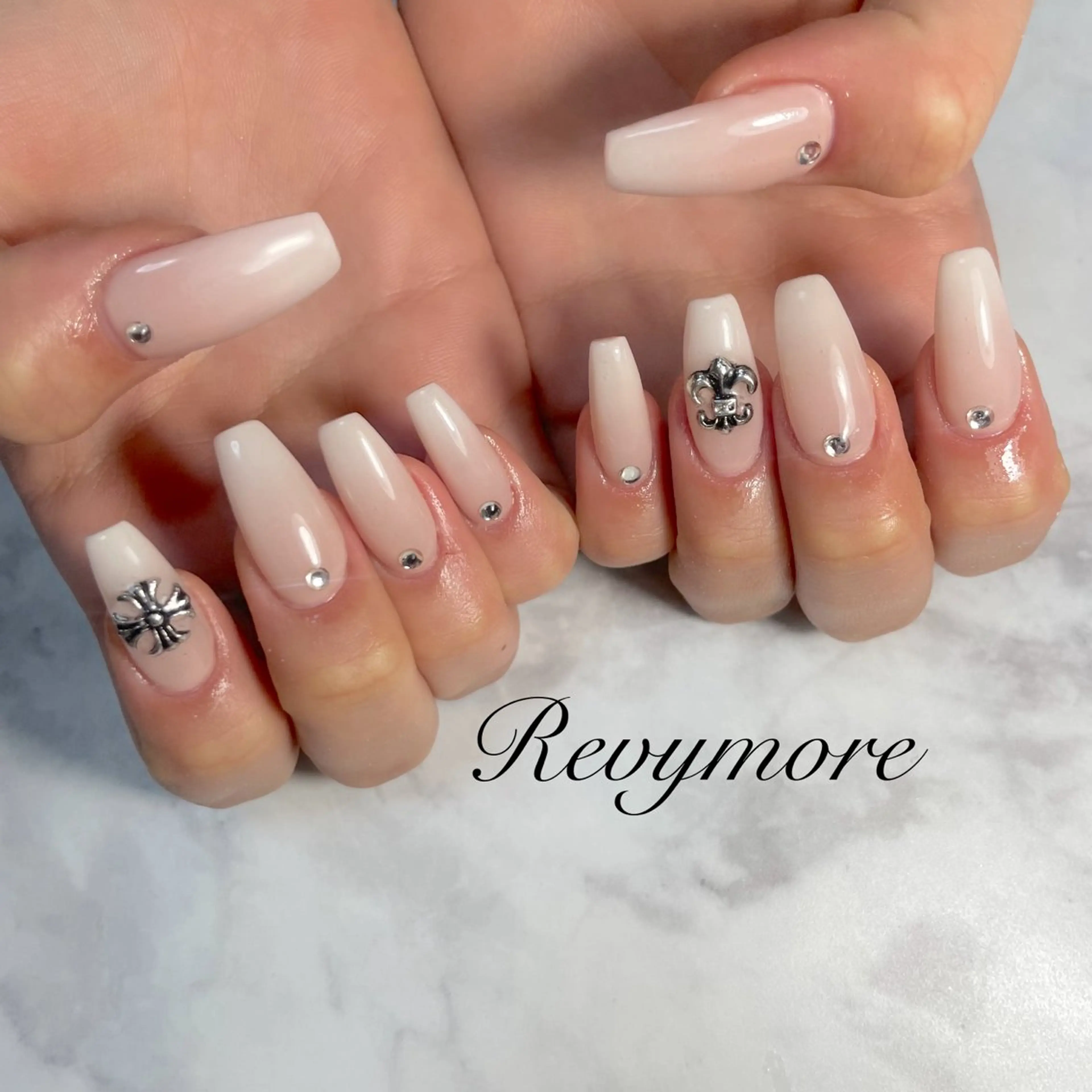 ネイル ジェルネイル キラキラネイル 韓国ネイル ニュアンスネイル オフィスネイル nail salon Revymore所属・nail salon Revymoreのネイルデザイン