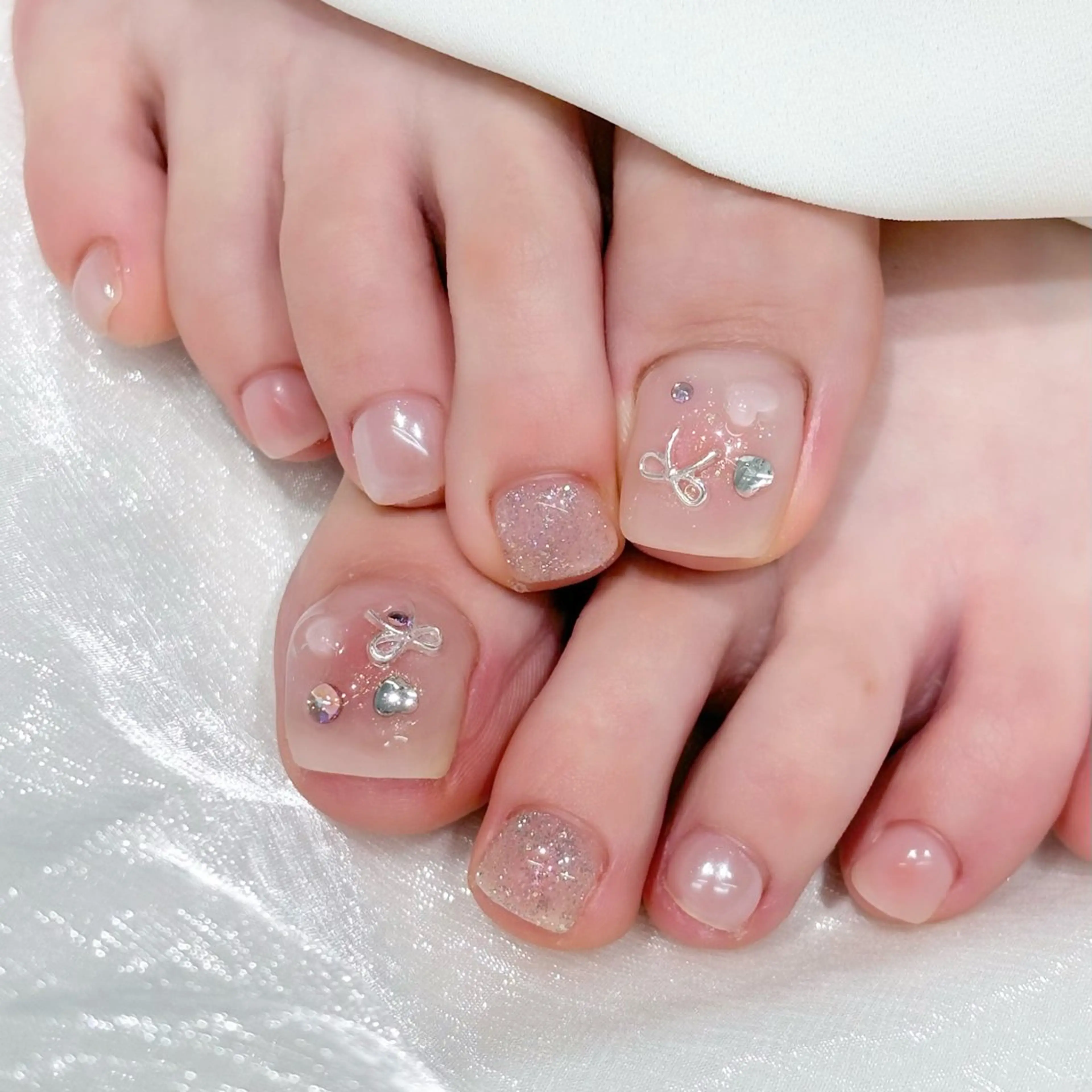 ネイル フットネイル ジェルネイル キラキラネイル パラジェル ピンク フットネイル パラジェル認定サロン　ネイルケア&スパ　Lovin所属・Lovin _ryukaのネイルデザイン