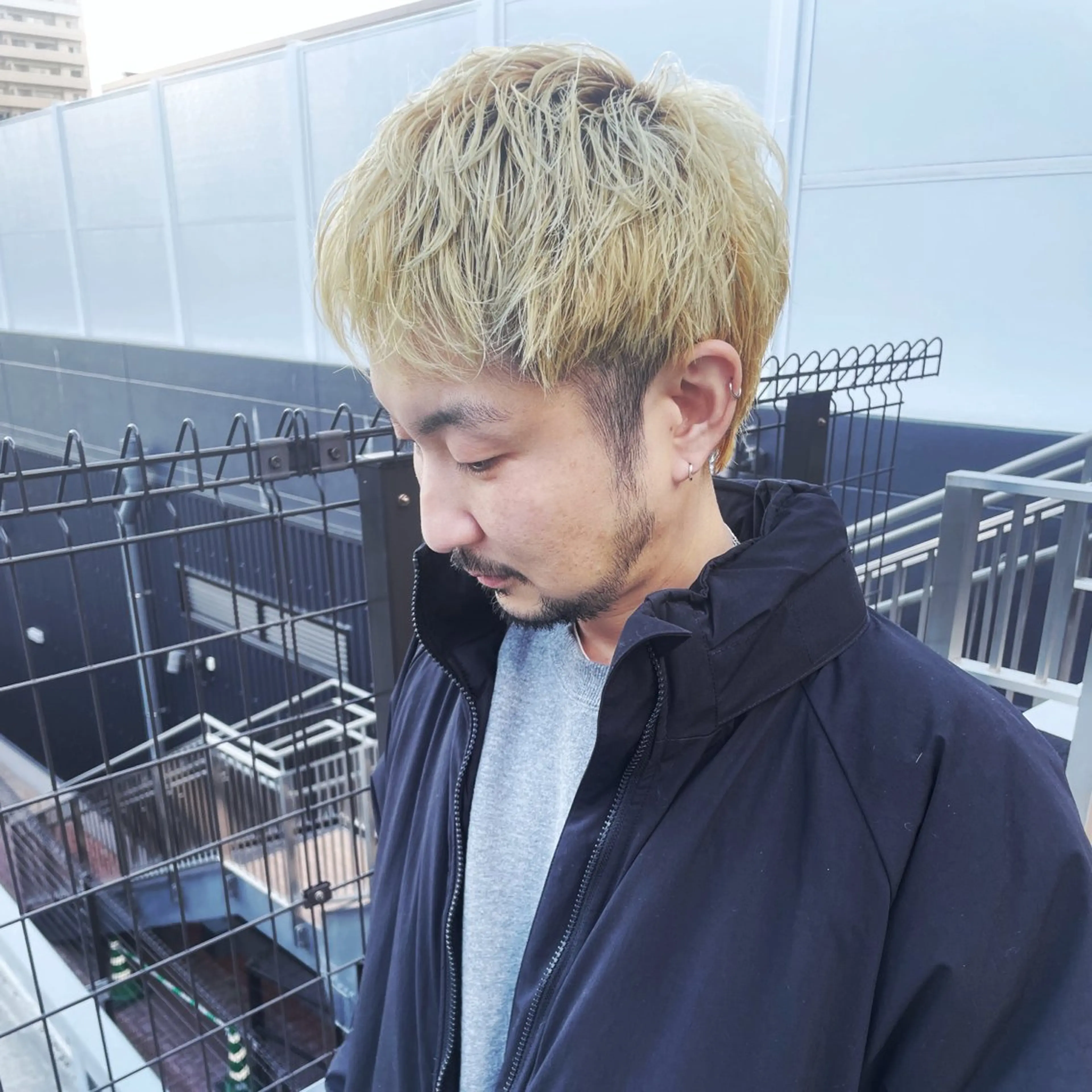 ショート カラー メンズ メンズパーマ メンズツイストパーマ 波巻きパーマ ツイストパーマ カット ヘアカラー メンズヘア特化 崎田 成人のヘアスタイル