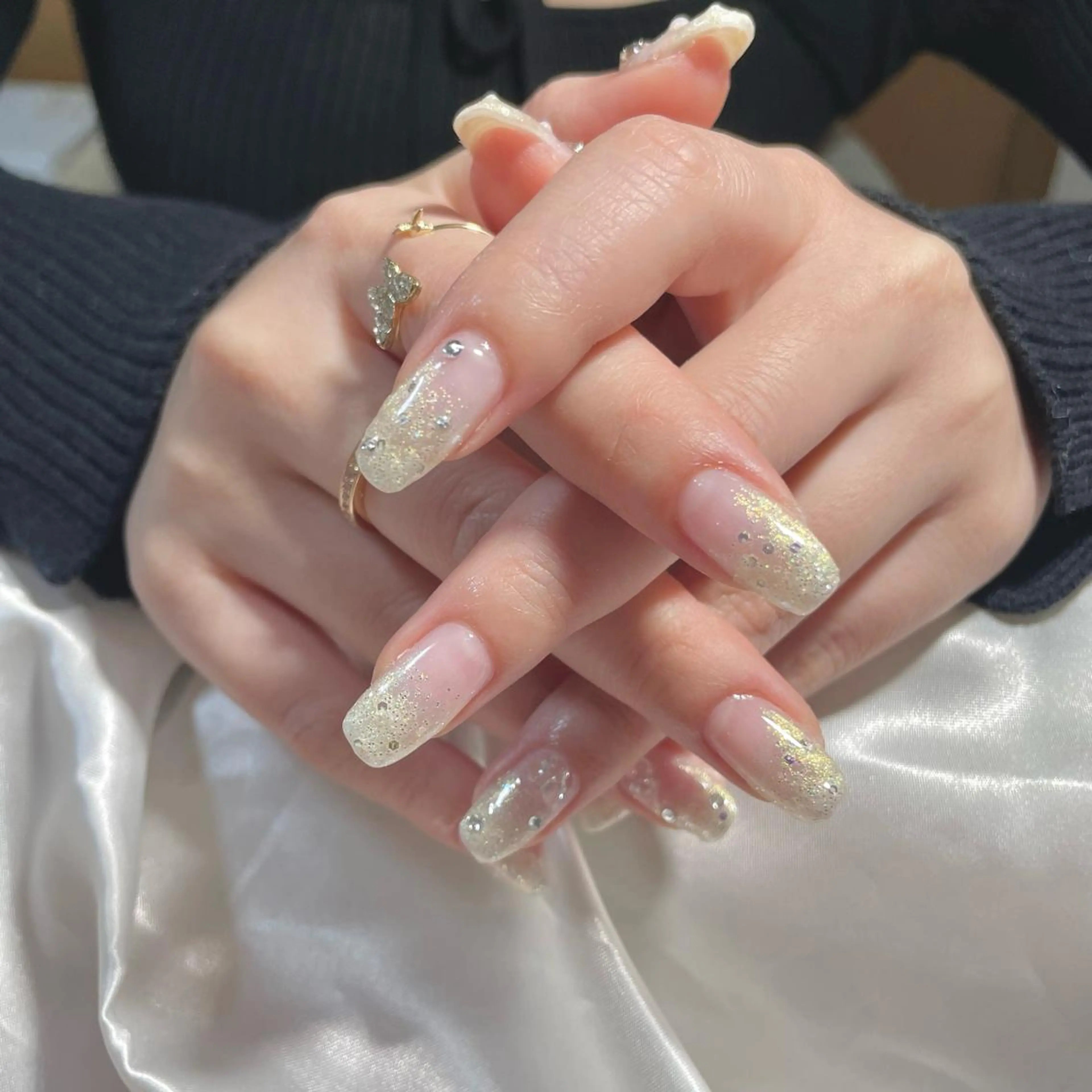 ネイル グラデーション ラメ(グリッター) ラメグラデーション ストーンネイル ホワイト ハンドネイル Joint_ nailのネイルデザイン