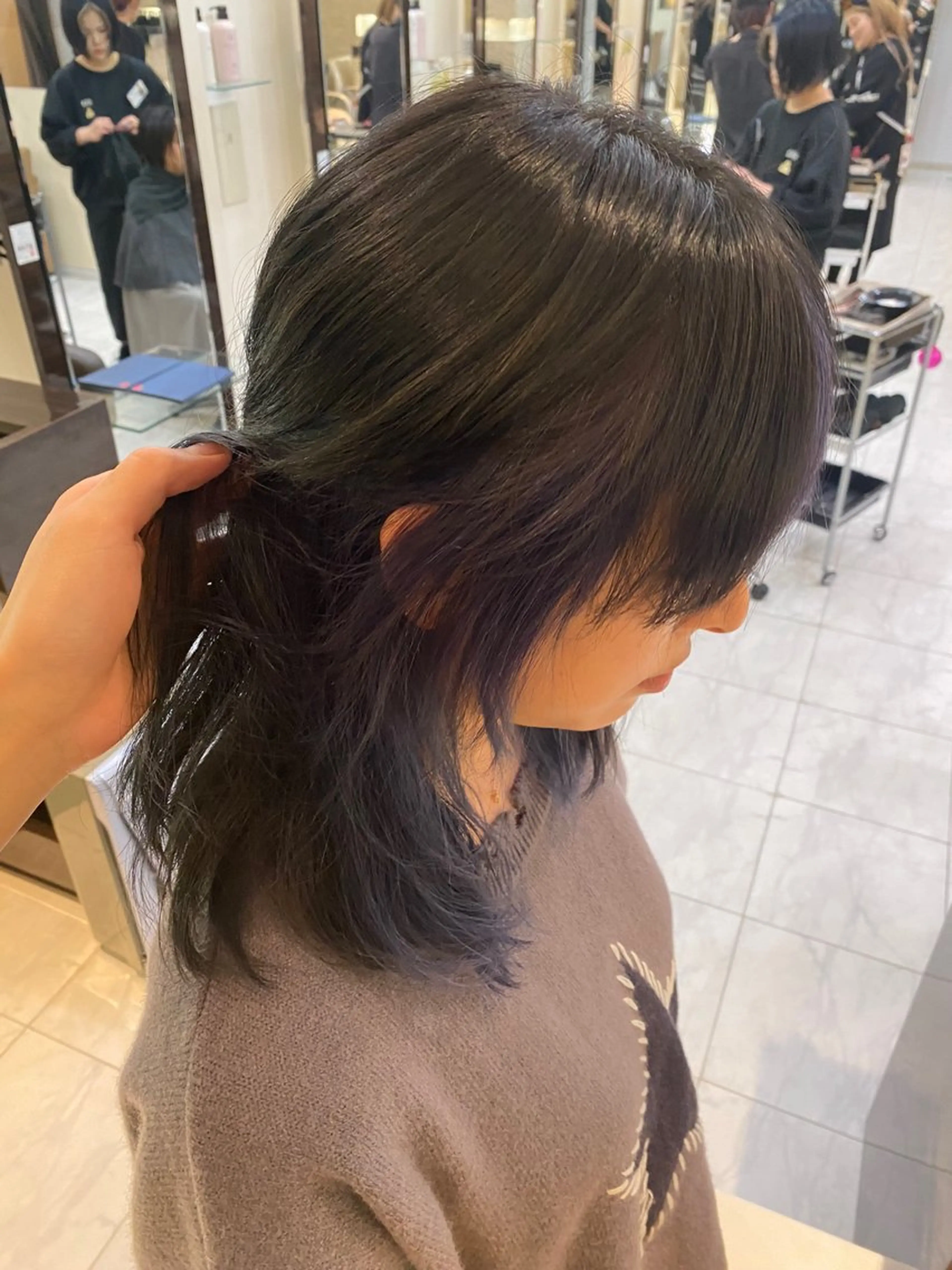 ミディアム カラー ヘアアレンジ 黒髪 ブリーチ ブルーカラー ブルーブラック デザインカラー カット ヘアカラー トリートメント 目黒 碧人のヘアスタイル