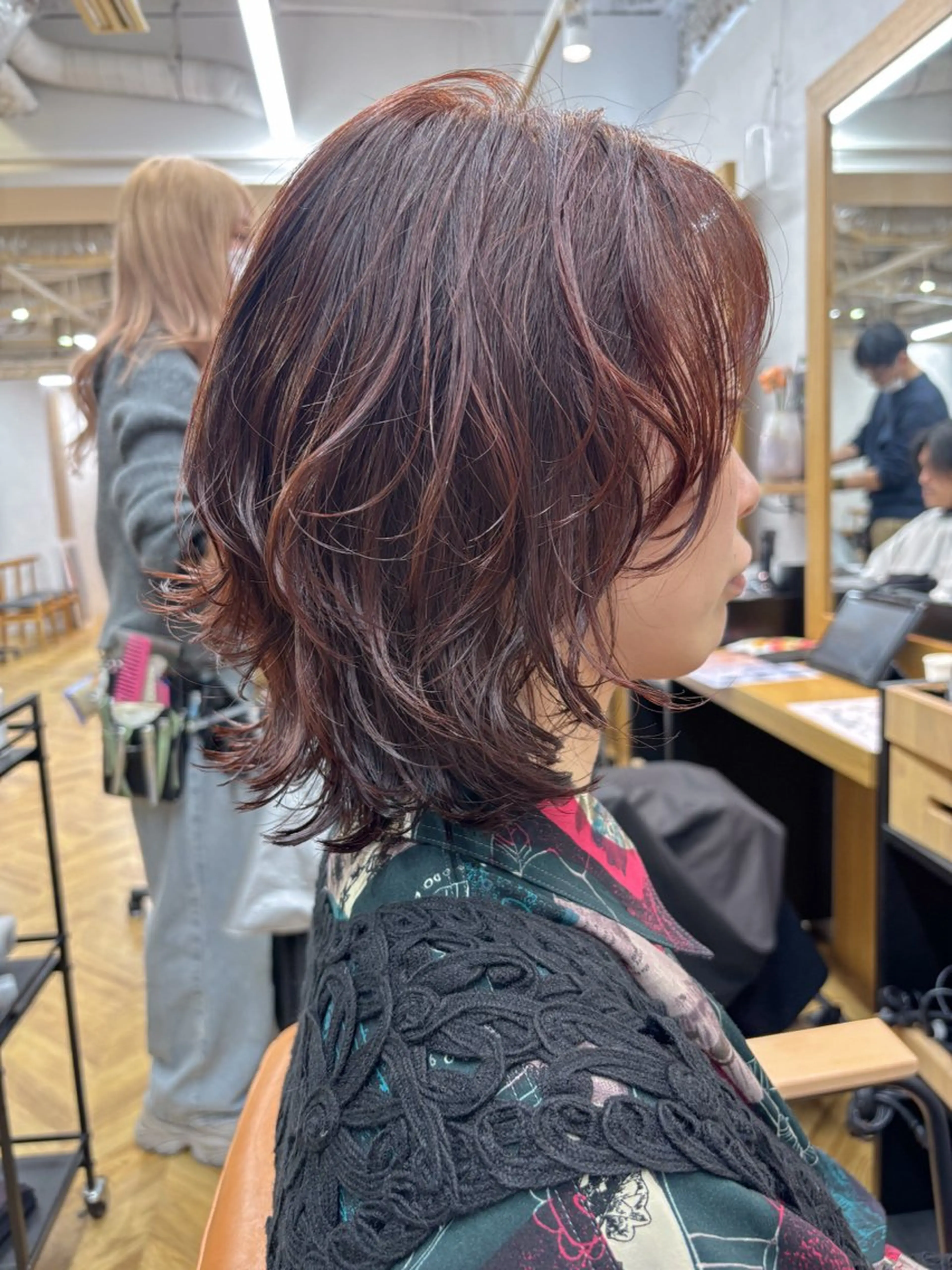 ミディアム カラー パーマ ミディアムレイヤー ミディアムパーマ ボブ レイヤーカット ウルフカット カット パーマ トリートメント ボブ/ミディアム 親しみやすさ/さくらのヘアスタイル