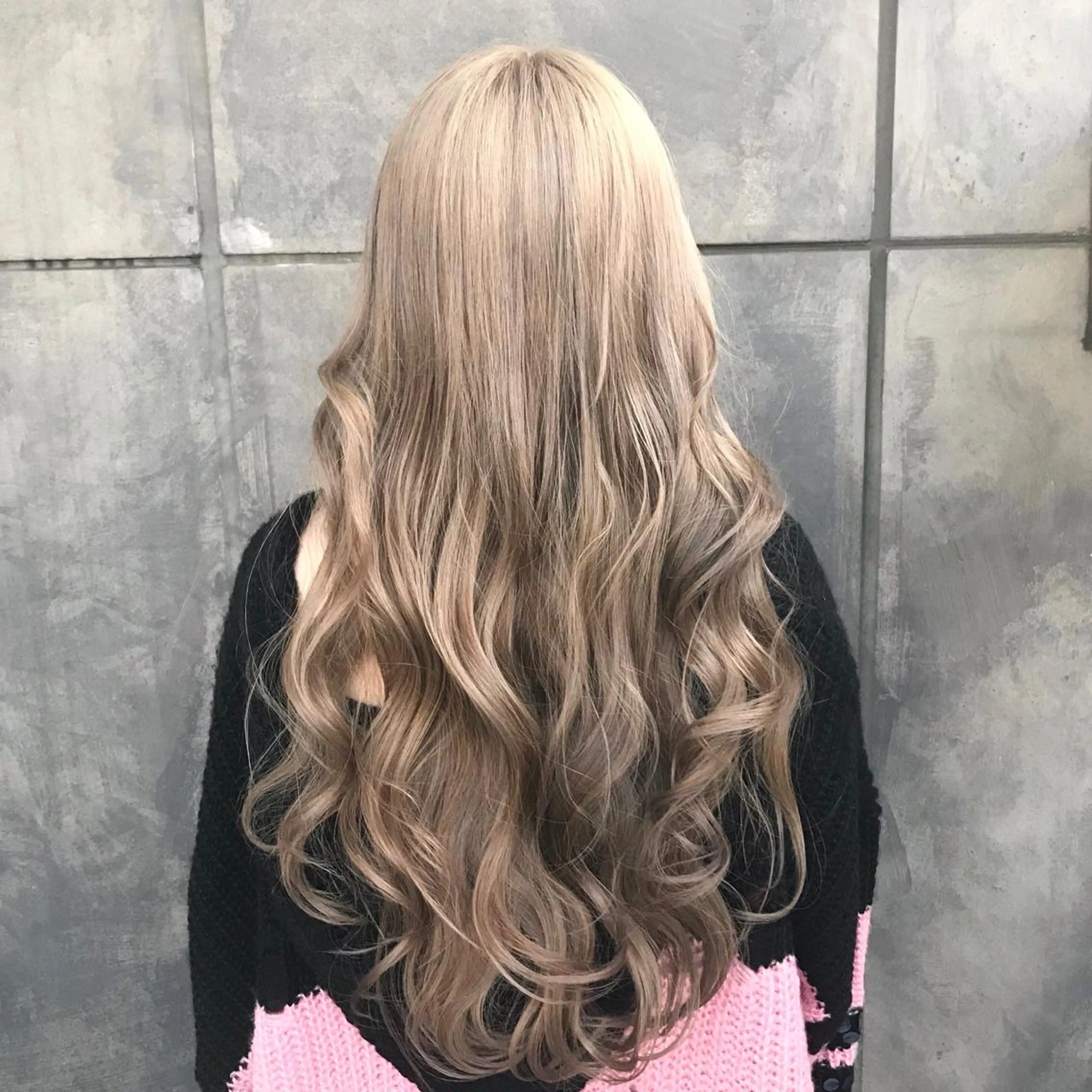 ロング カラー アッシュ ベージュカラー ブリーチ ヨシンモリ ムルギョル巻き サロウィン所属・K-POP好き美容師 🇰🇷Kai.Yのヘアスタイル