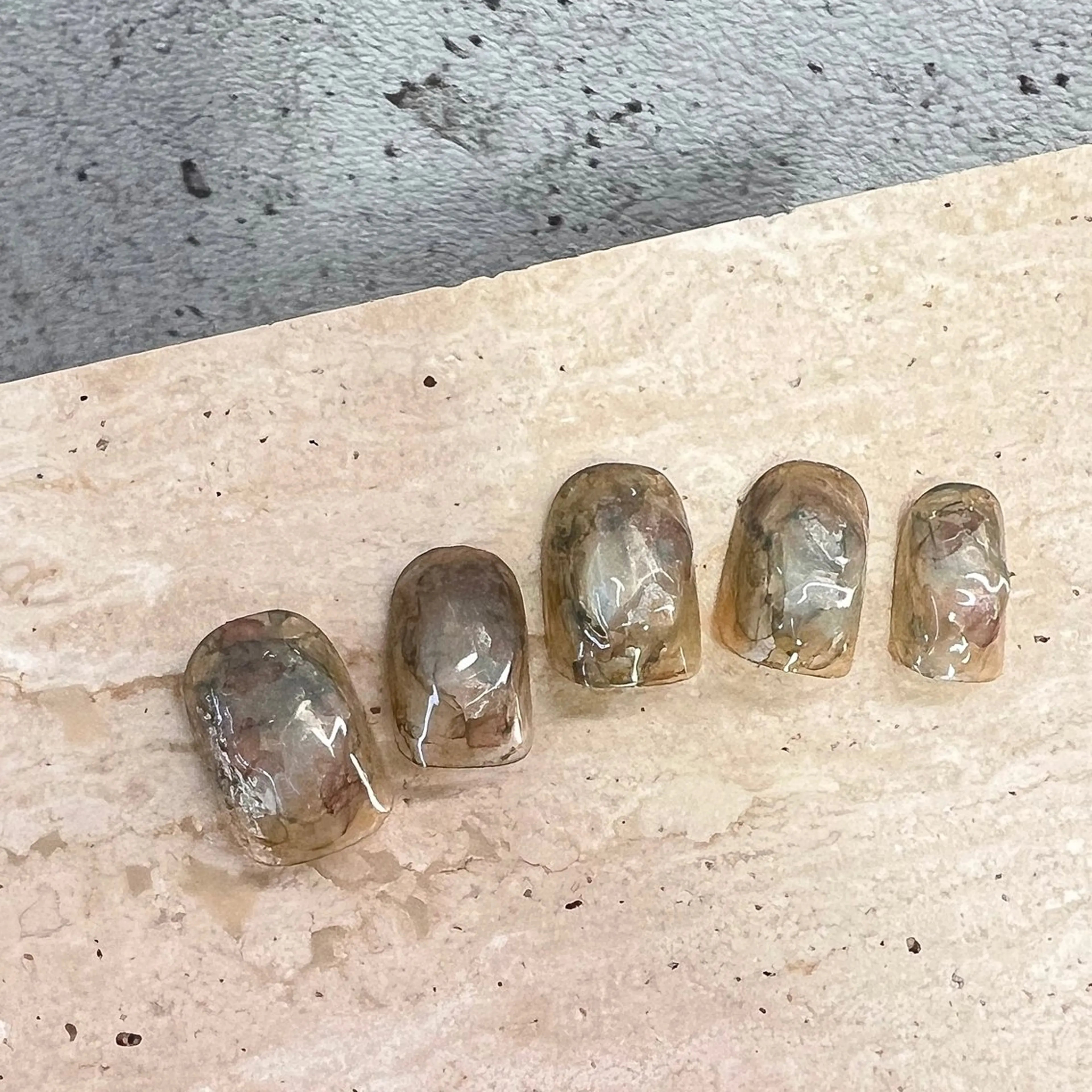 ネイル ブラウン グリーン ニュアンスネイル ぷっくりネイル ハンドネイル pointillé .ayaのネイルデザイン