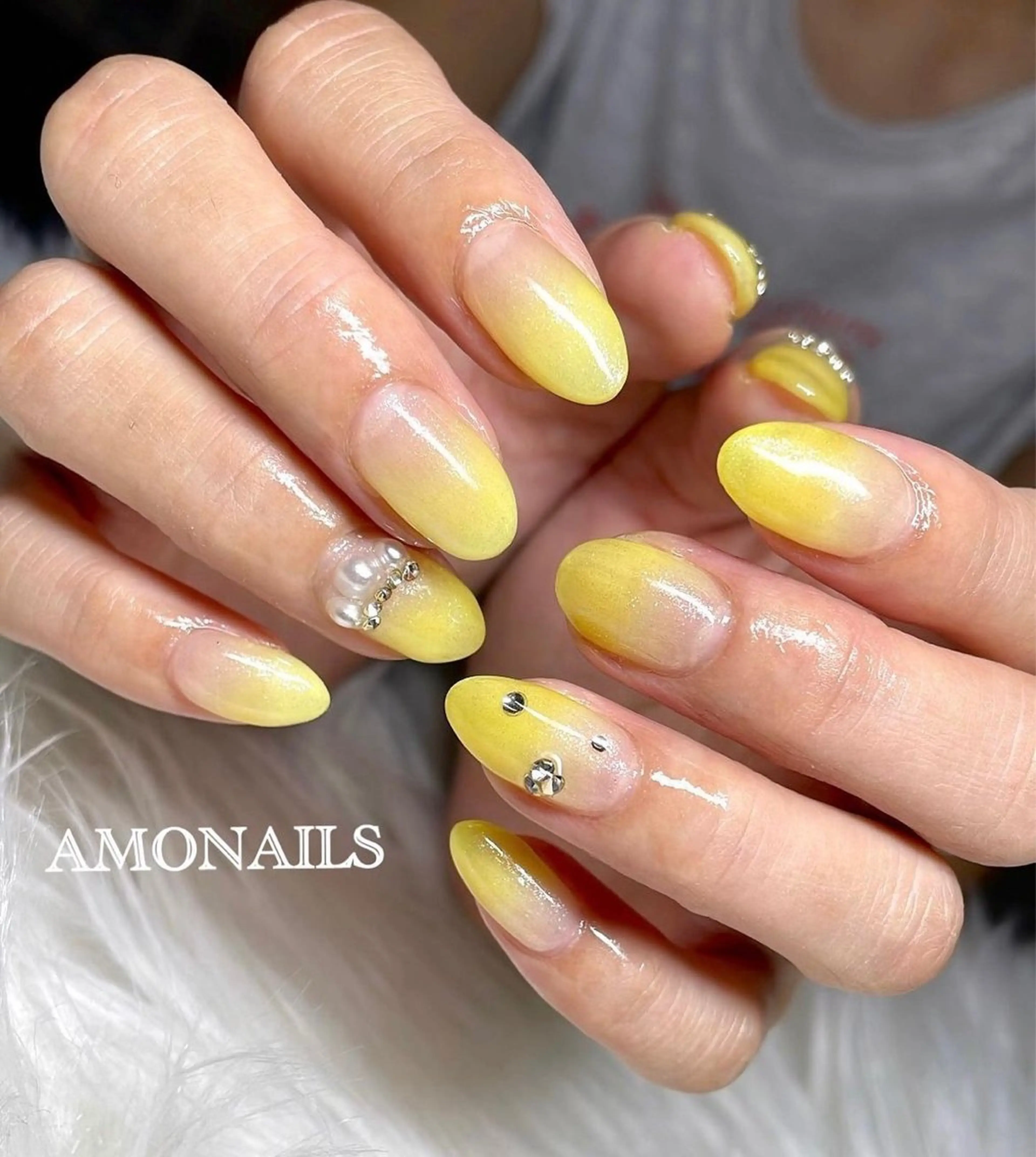 ネイル グラデーション シンプルネイル 黄色 AMONAILS *.のネイルデザイン