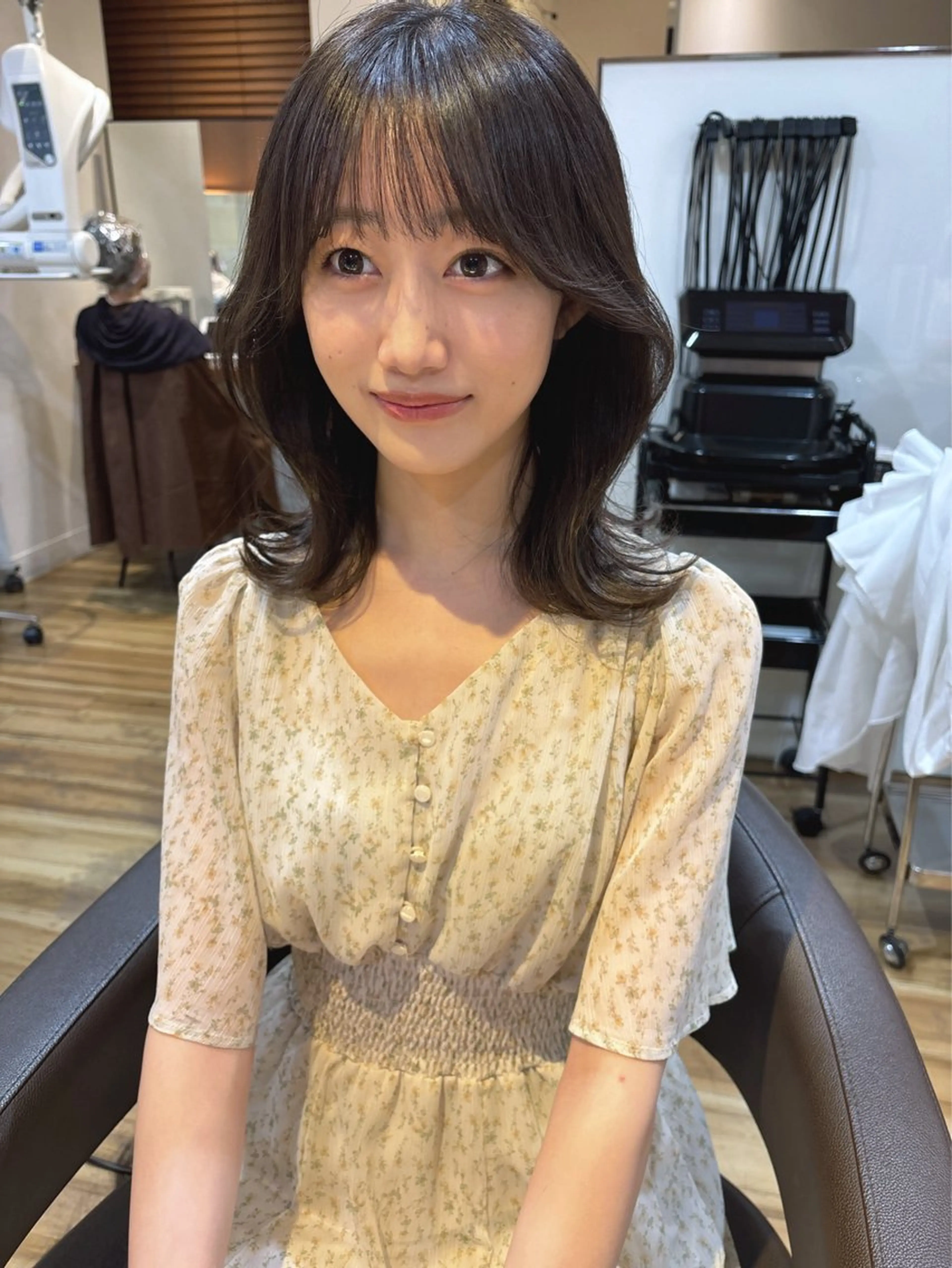 カラー グレージュ オリーブグレージュ オリーブグレー カット ヘアカラー トリートメント レイヤーカット /透明感/千葉怜寿のヘアスタイル