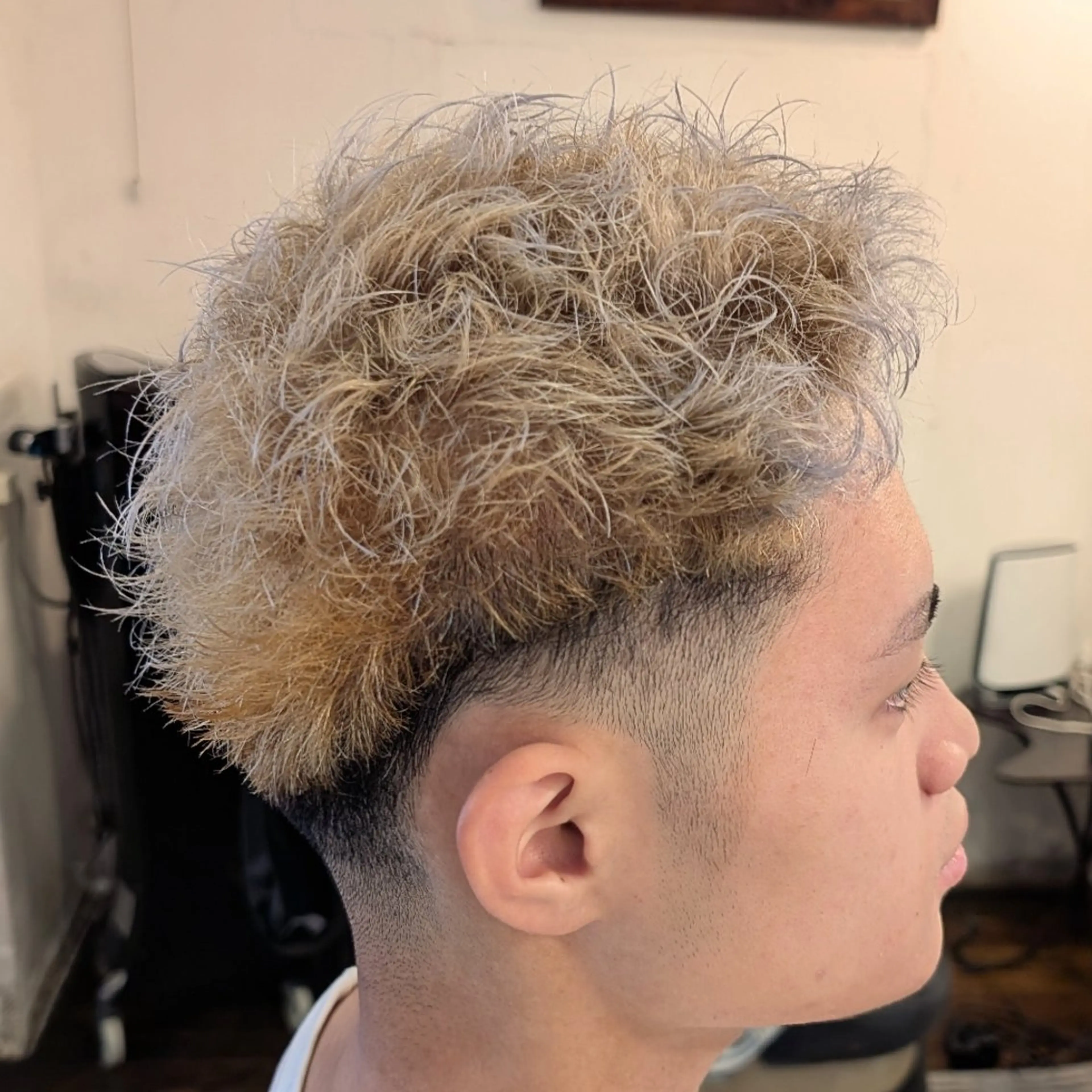 ショート カラー メンズ メンズブリーチ フェードカット 刈り上げ ブリーチ VOICEbarber高野店所属・今井 杏星 【フェー ド/セット/パーマ】のヘアスタイル
