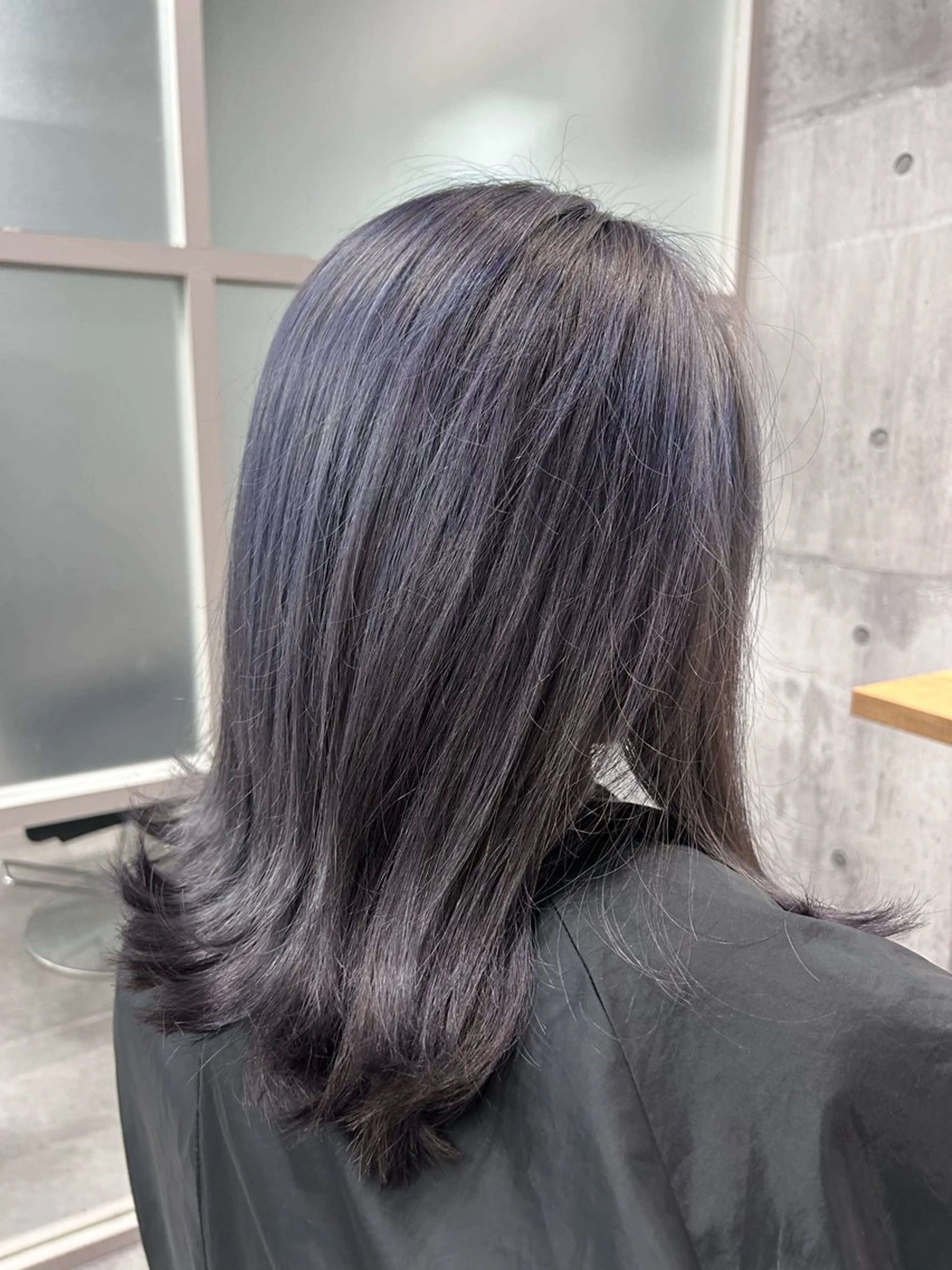 ミディアム カラー ヘアアレンジ ブリーチ シルバー ヘアカラー トリートメント newi赤羽 ✂️KEN✂️のヘアスタイル