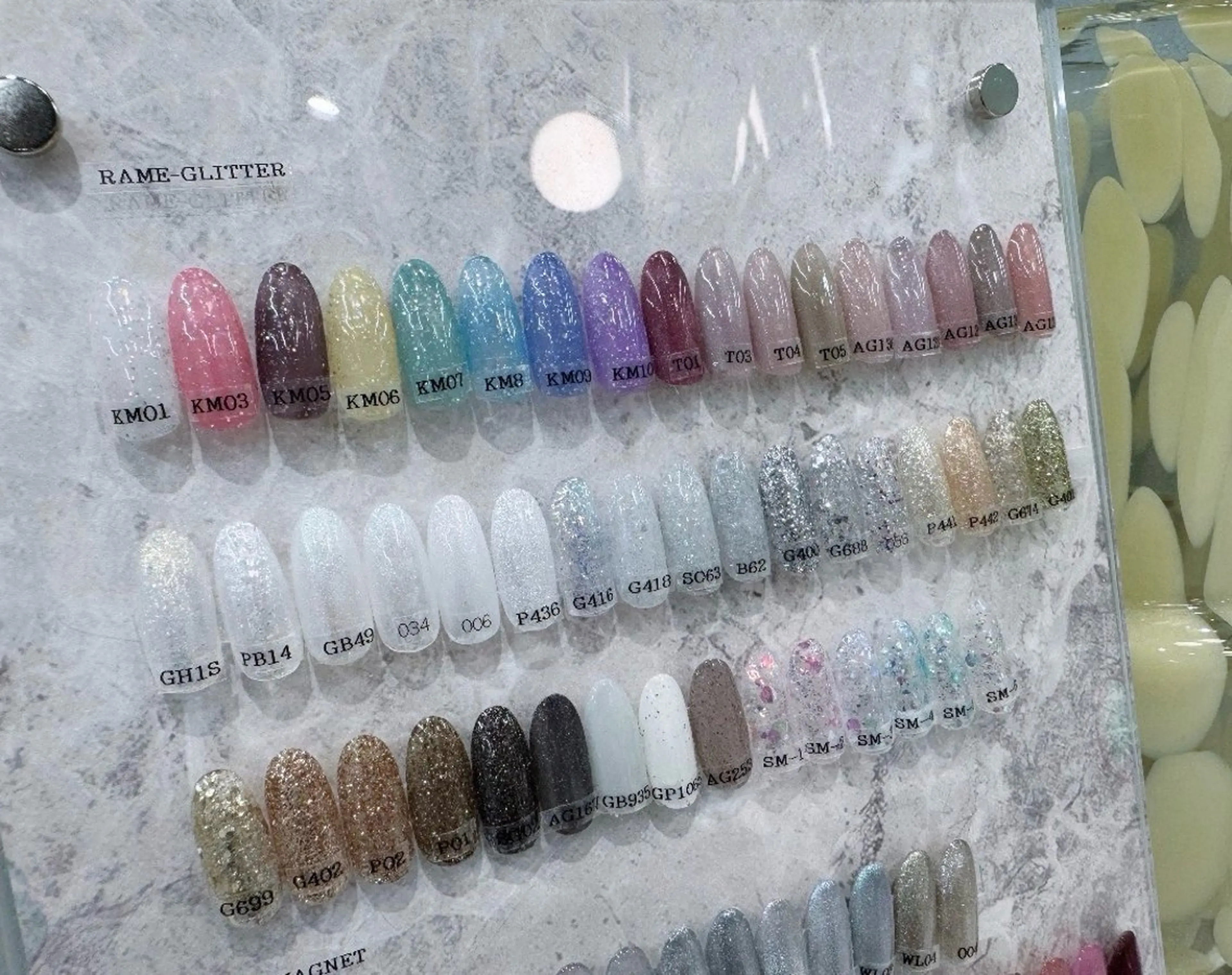 ネイル グラデーション ラメ(グリッター) ラメグラデーション ワンカラーネイル ハンドネイル よこやま🐩💭 eight nailのネイルデザイン