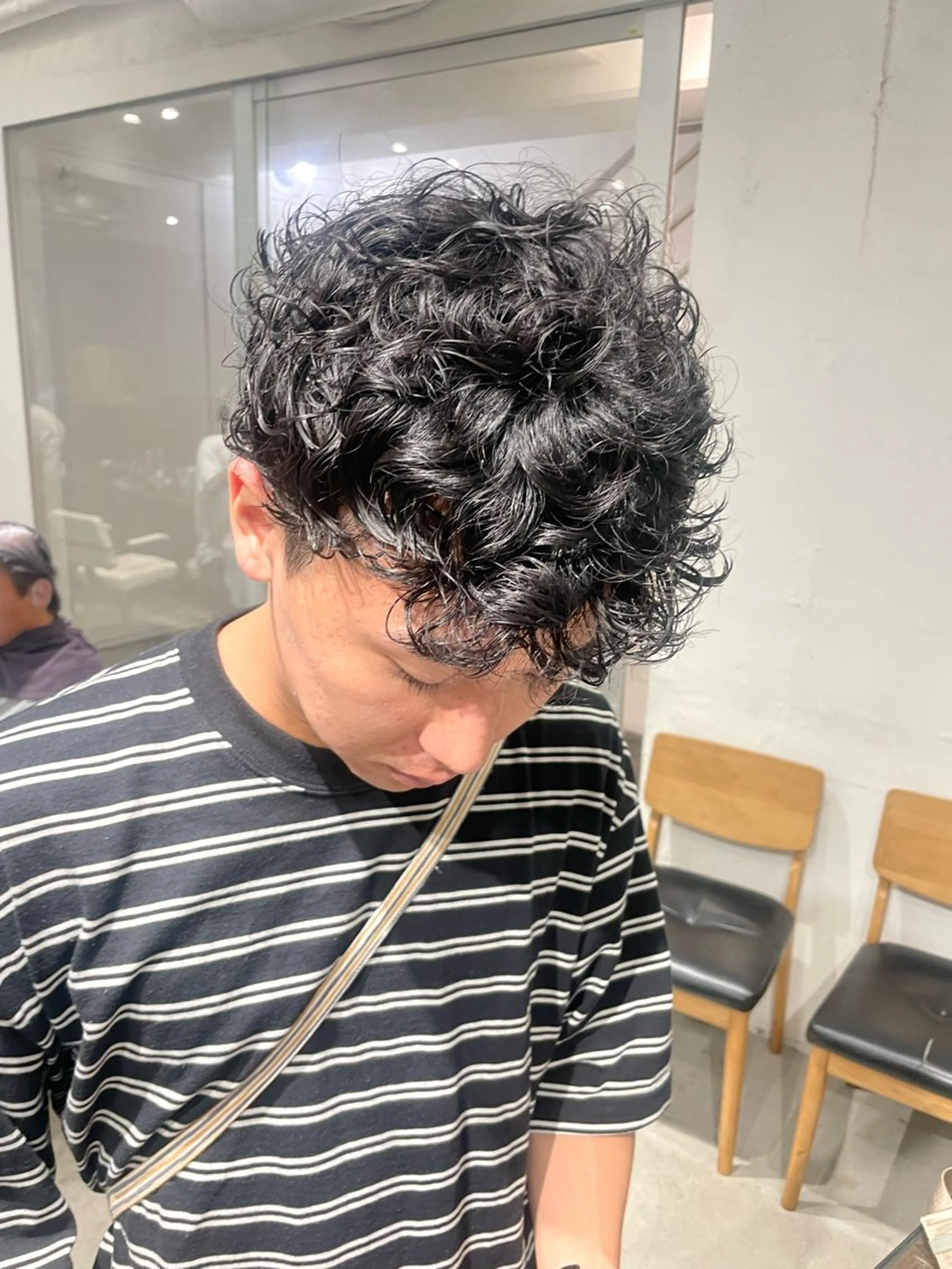 ショート パーマ メンズ メンズブリーチ センターパート メンズハイライト メンズハイトーン メンズインナーカラー カット パーマ トリートメント スパイラルパーマ 🌐hina⭐️のヘアスタイル