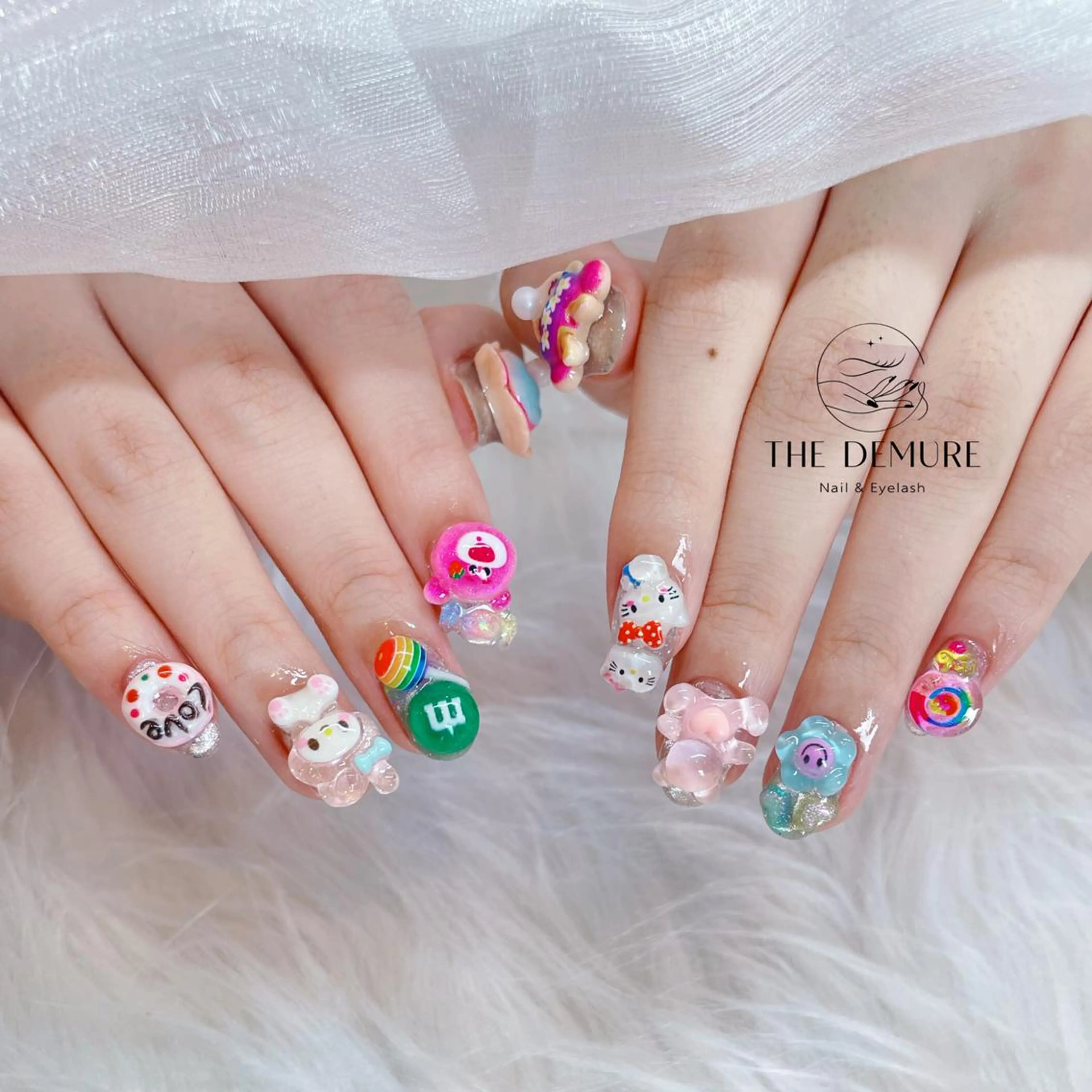 ネイル アートネイル キラキラネイル 韓国ネイル 水色 ロングネイル ハンドネイル ハンドケア Demure Momoのネイルデザイン