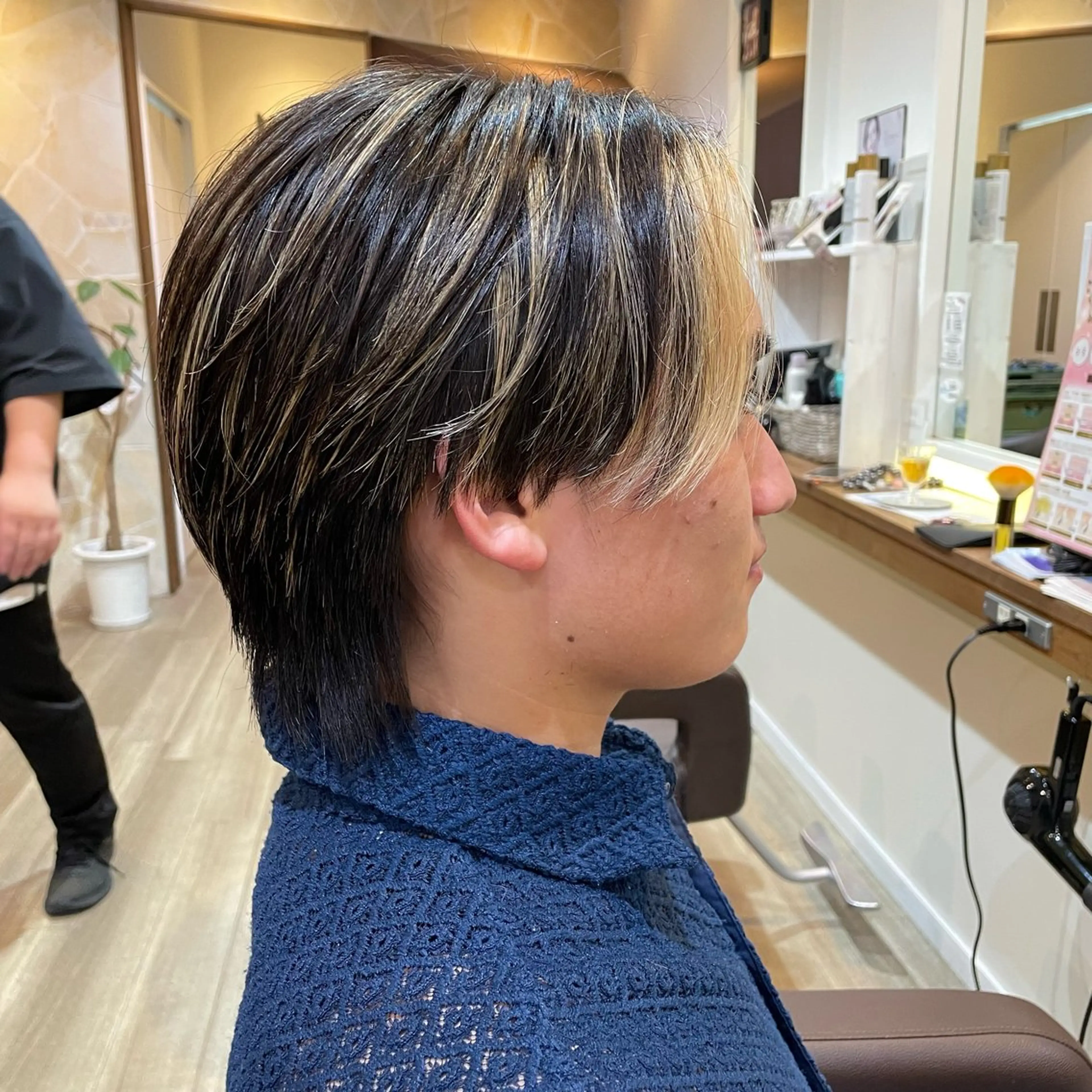 メンズ メンズブリーチ センターパート メンズハイライト メンズウルフカット ウルフカット けいせい/横浜/ カラー、パーマ、縮毛のヘアスタイル