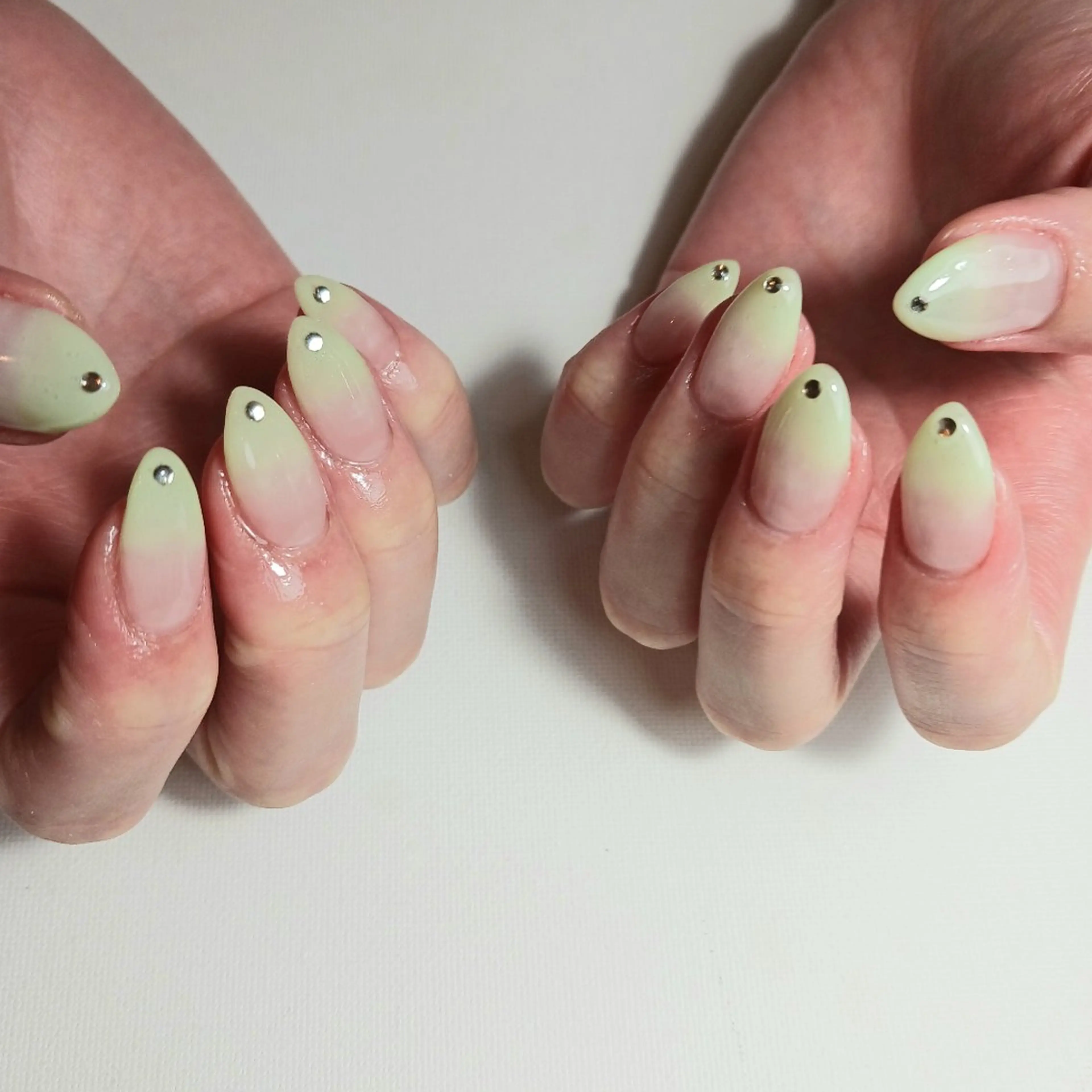 ネイル ジェルネイル グラデーション グリーン 持ち込み パステルネイル ハンドネイル owlnail /持込みデザイン専門のネイルデザイン