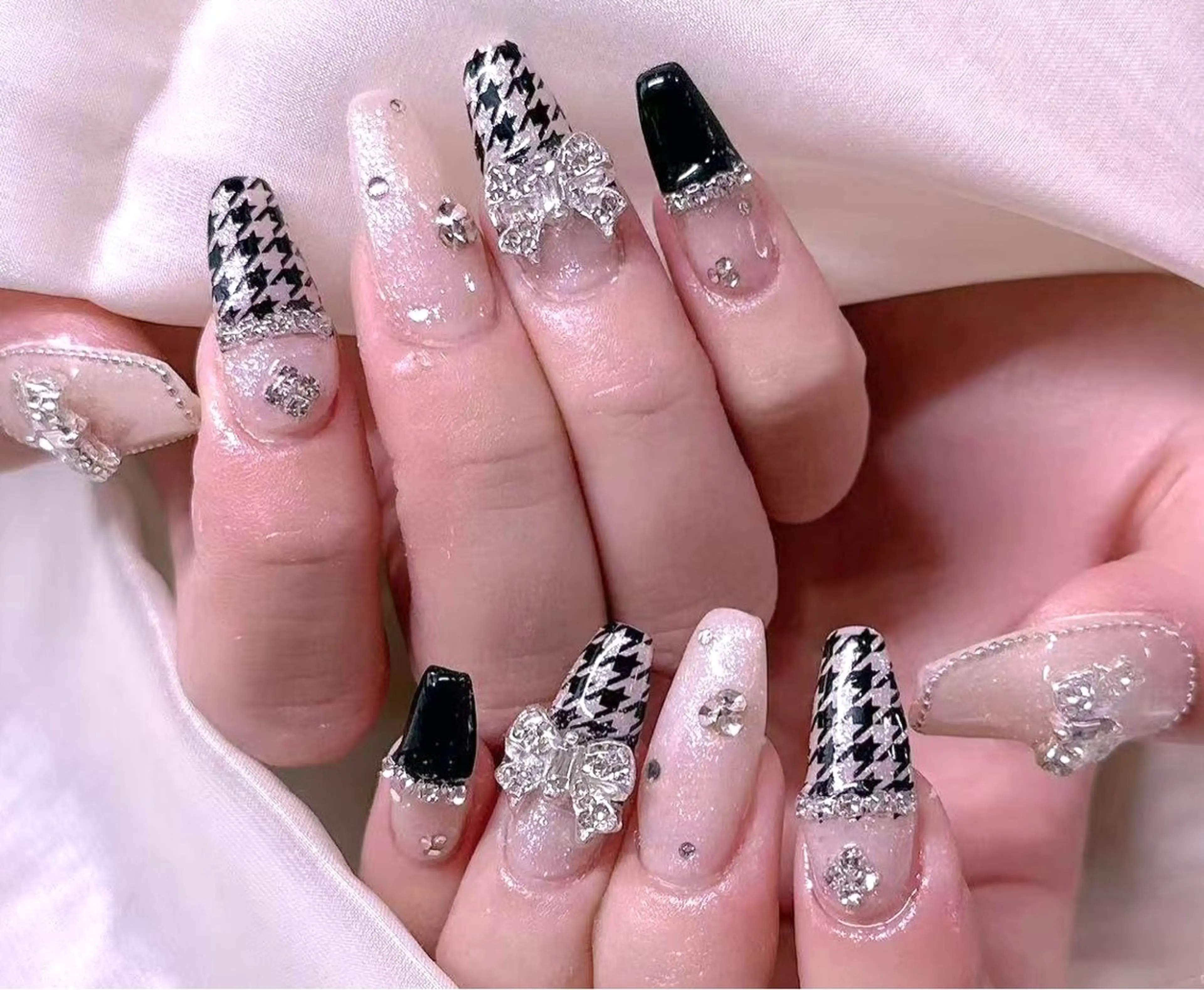 ネイル ブルー チークネイル フレンチネイル ジェルネイル ハート ハンドネイル 美爪パラジェル導入店 Sunnilyのネイルデザイン