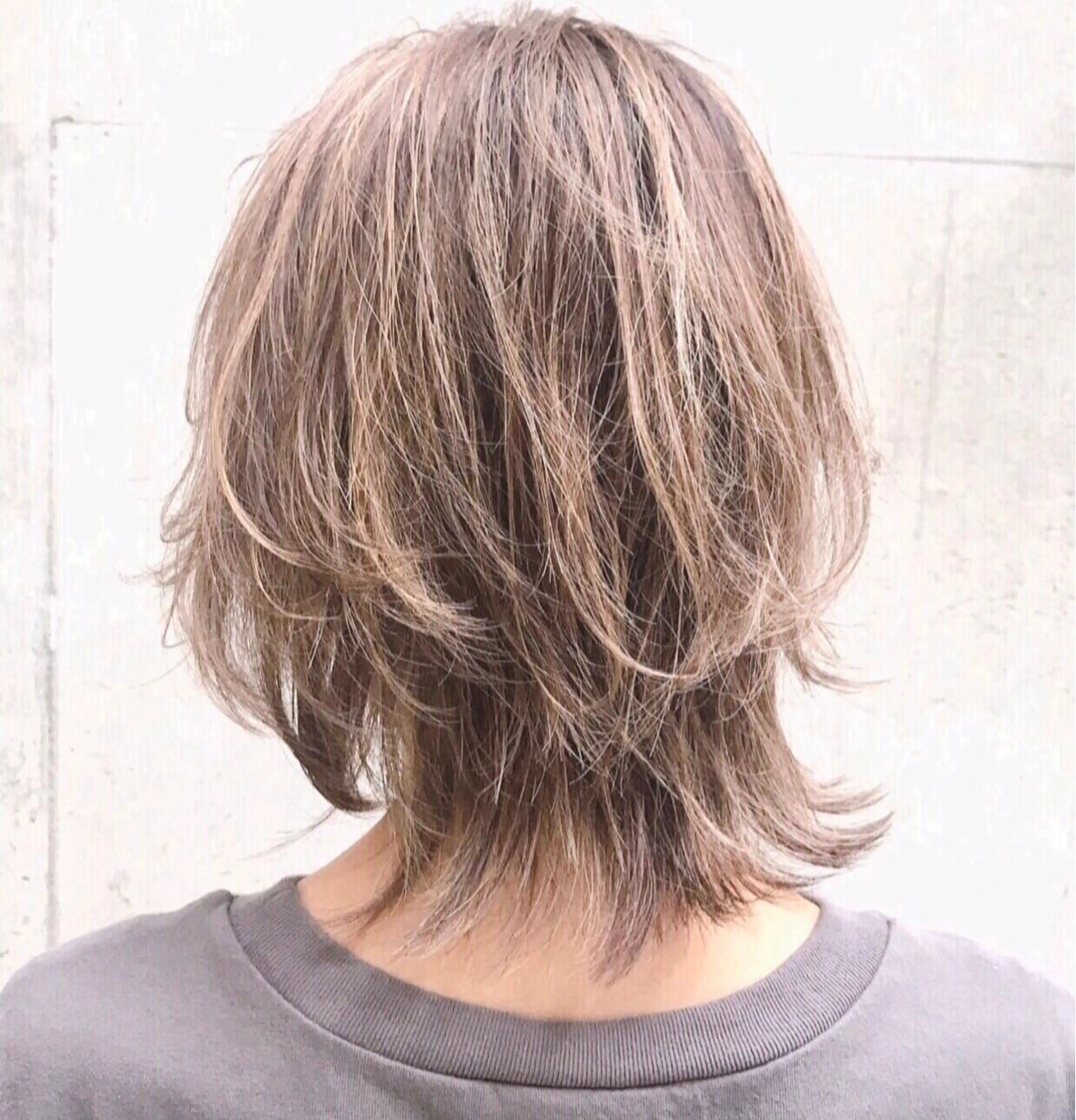 ミディアム カラー ミディアムパーマ アッシュ ベージュカラー ブルーカラー グレージュ ヘアカラー DX  SHARE  SALON 　SHIBUYA所属・AKI アキのヘアスタイル