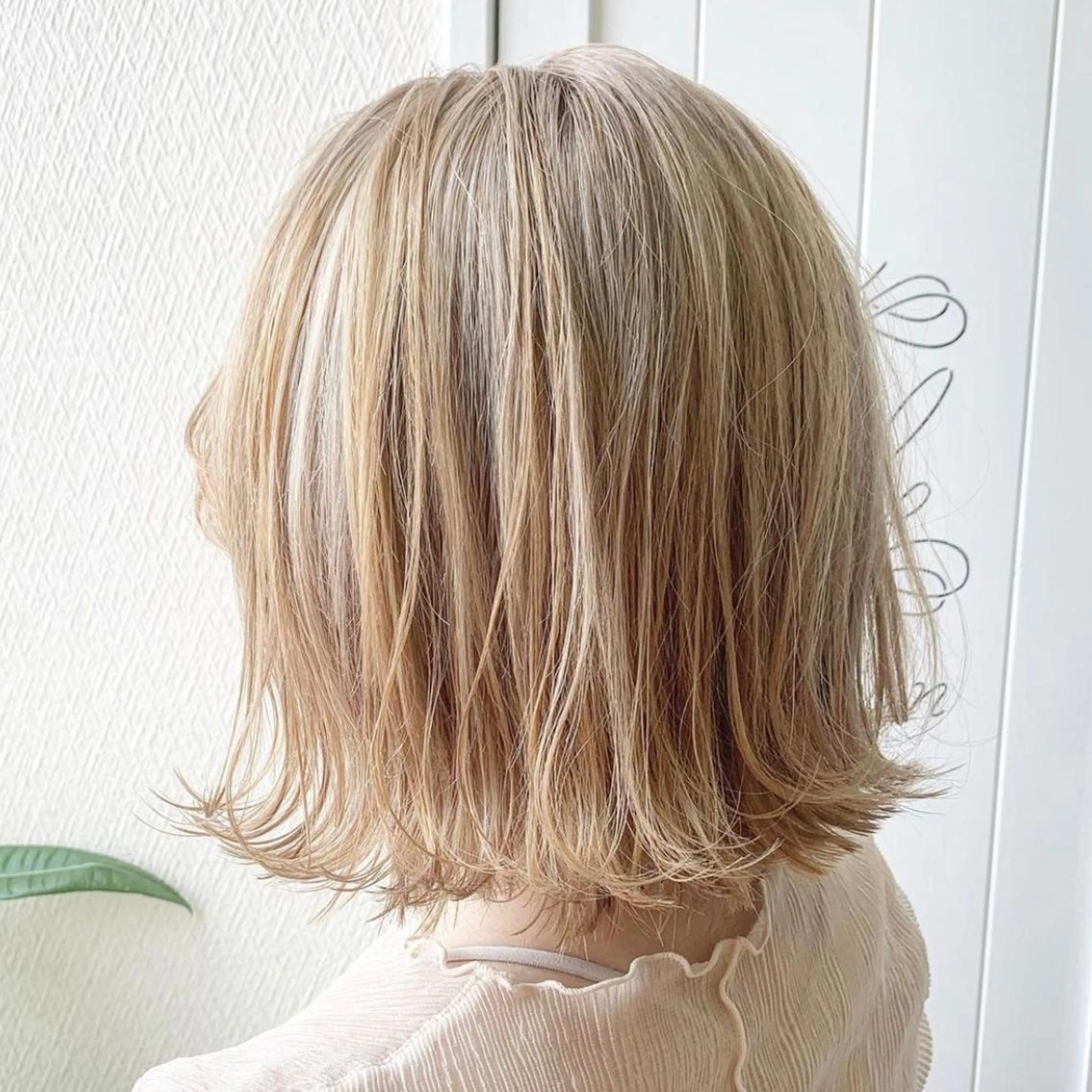 ミディアム カラー ブロンド ハイライトカラー ホワイトブロンド ハイライト 韓国ヘア /男女❄️ 細江 美紅のヘアスタイル