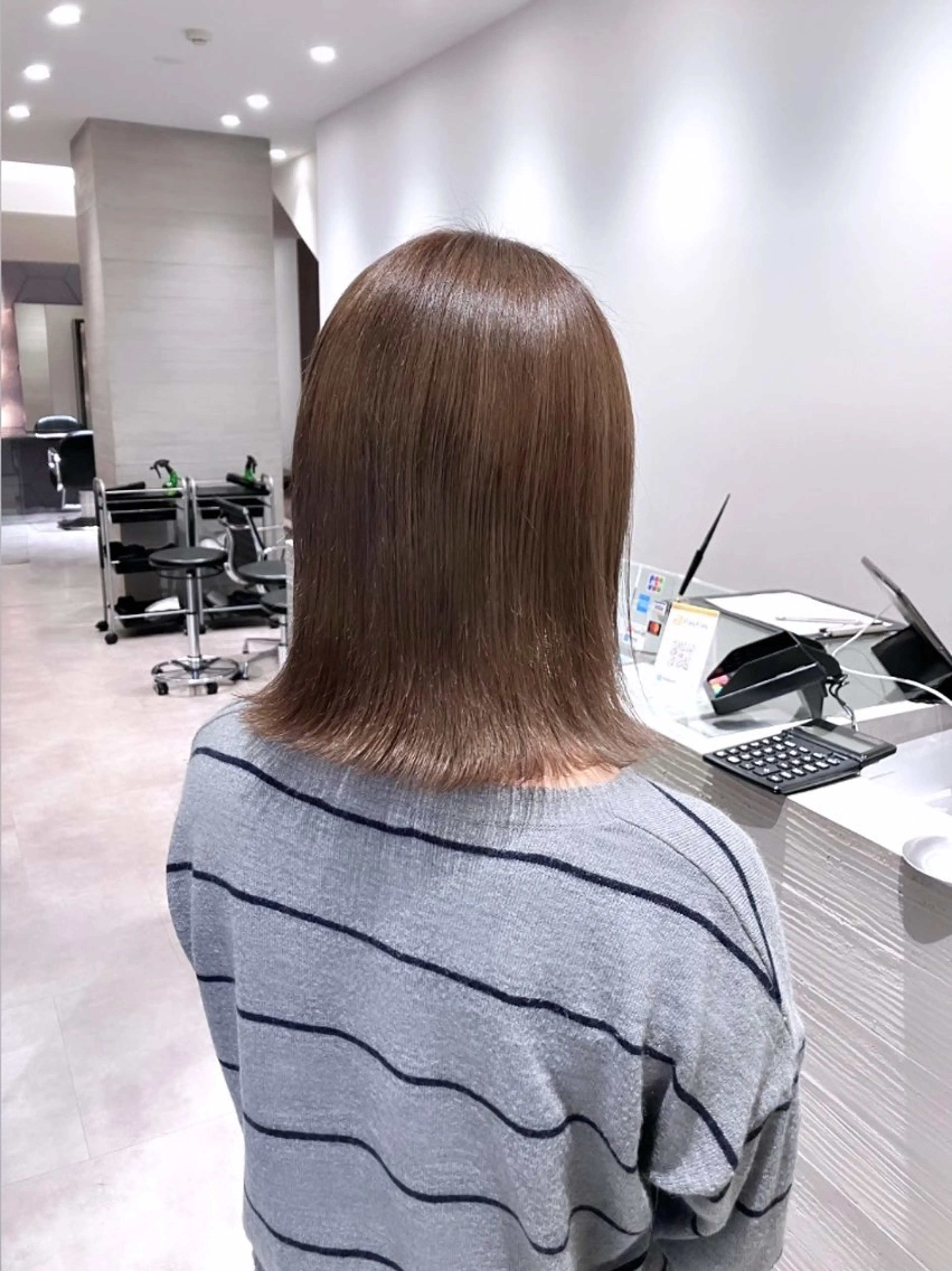 ミディアム カラー ベージュカラー ブリーチ サキ🤍ハイトーン 🩰くびれ巻きヘアのヘアスタイル